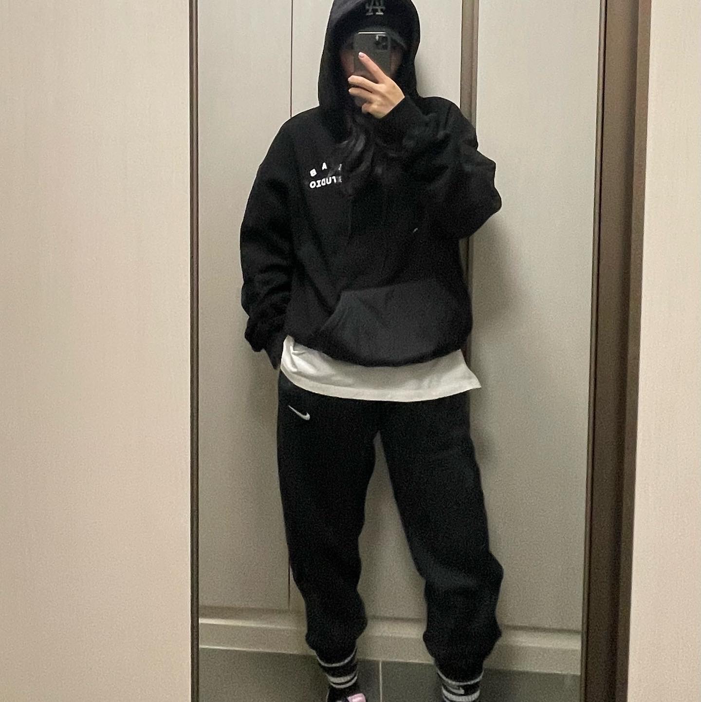 IAB Studio Woven Hoodie Black, (W) Nike Dunk Low Essential Pink Foam Black 착용 스타일 - 1
