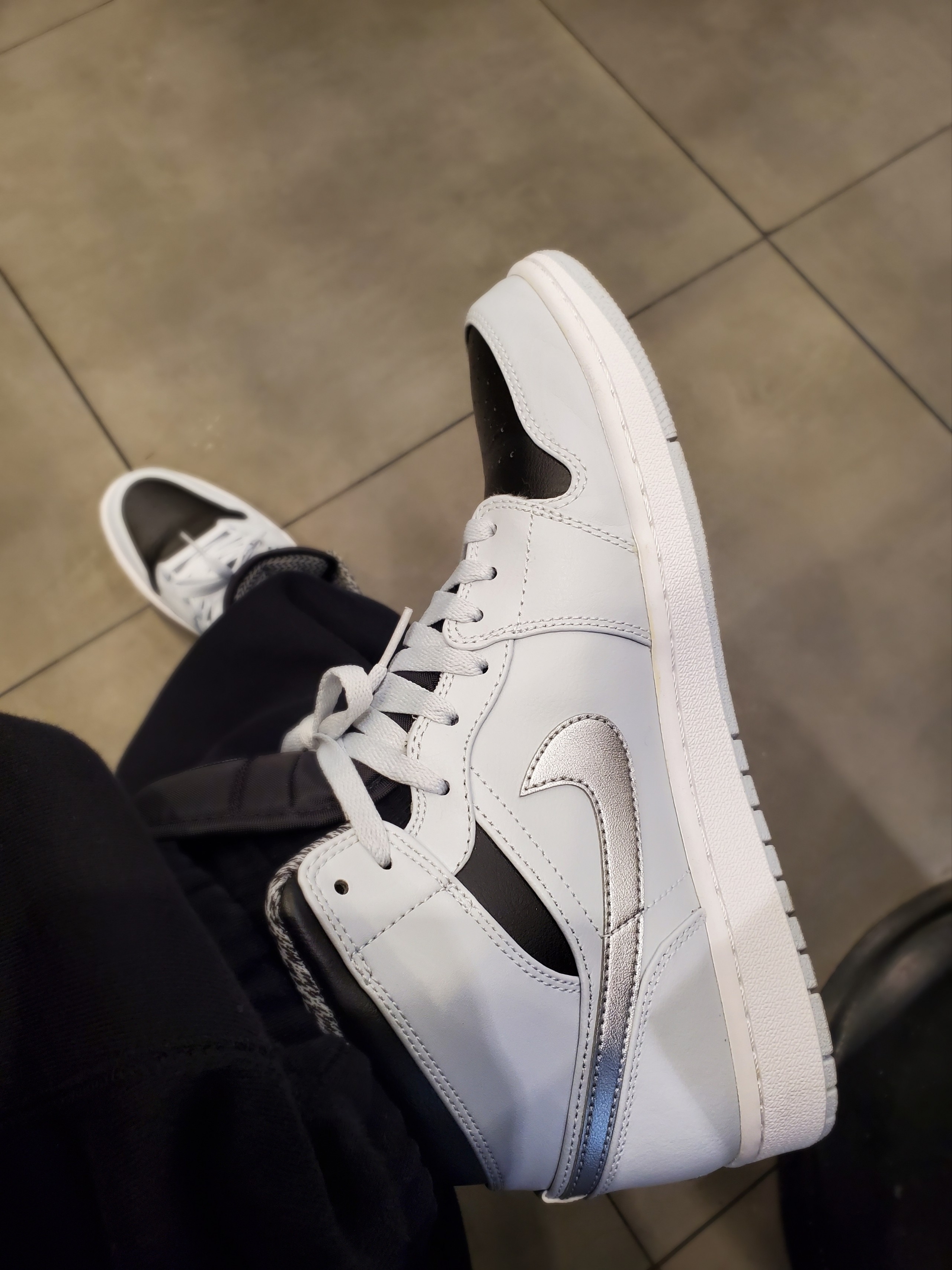 Jordan 1 Mid Pure Platinum Metallic Silver, Nike NRG Solo Swoosh Fleece Pants Black - US/EU 착용 스타일 - 2