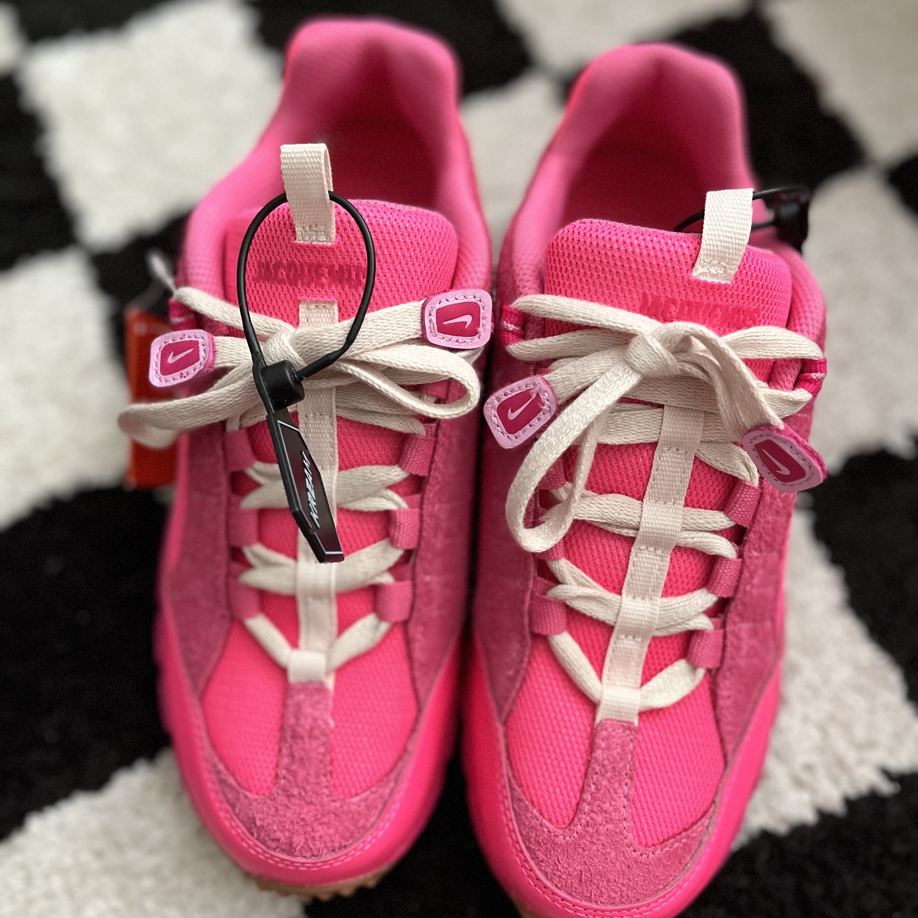 Nike x Jacquemus Air Humara LX Pink Flash 착용 스타일 - 1