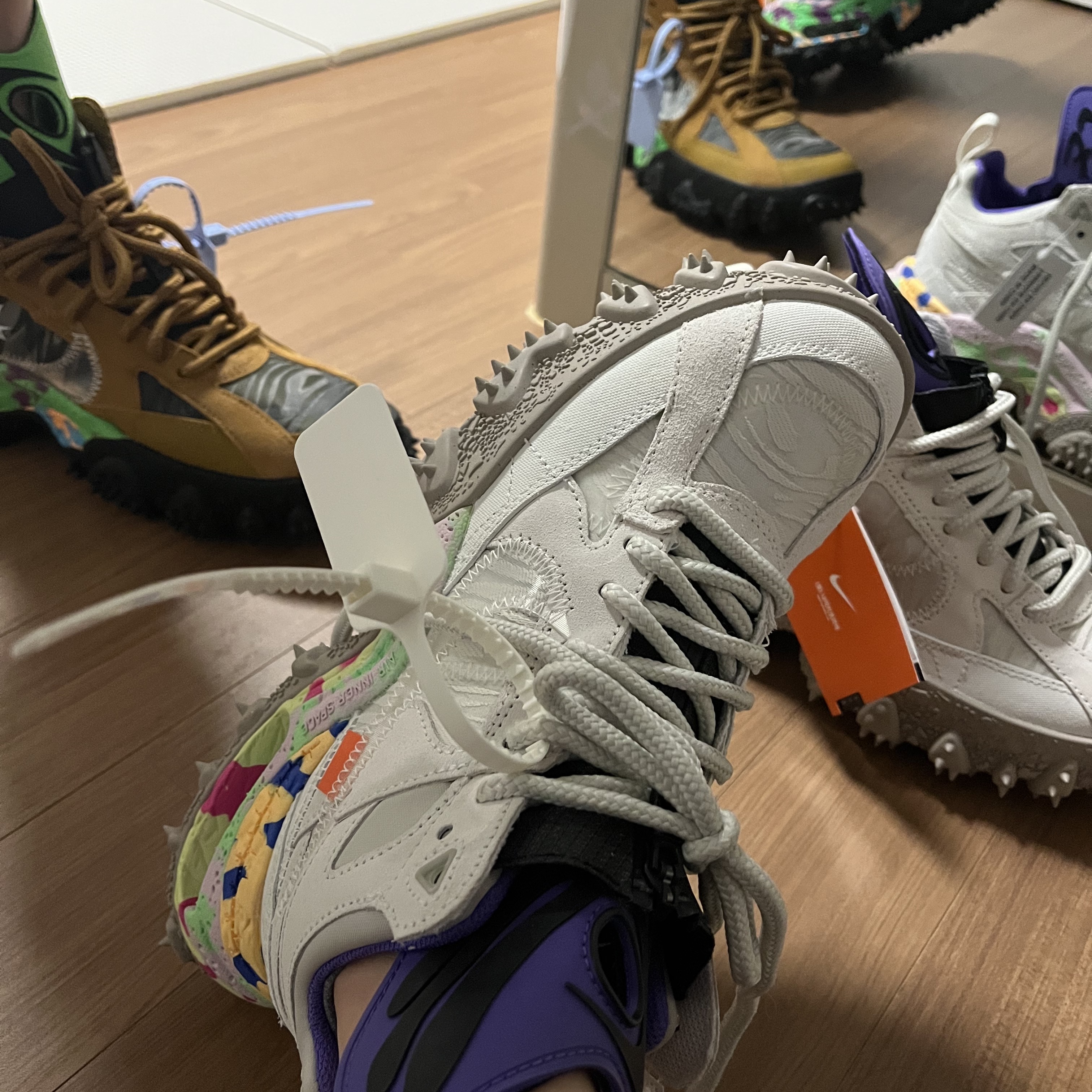 Nike x Off-White Terra Forma Summit White and Psychic Purple, Nike x Off-White Terra Forma Wheat and Green Strike 착용 스타일
