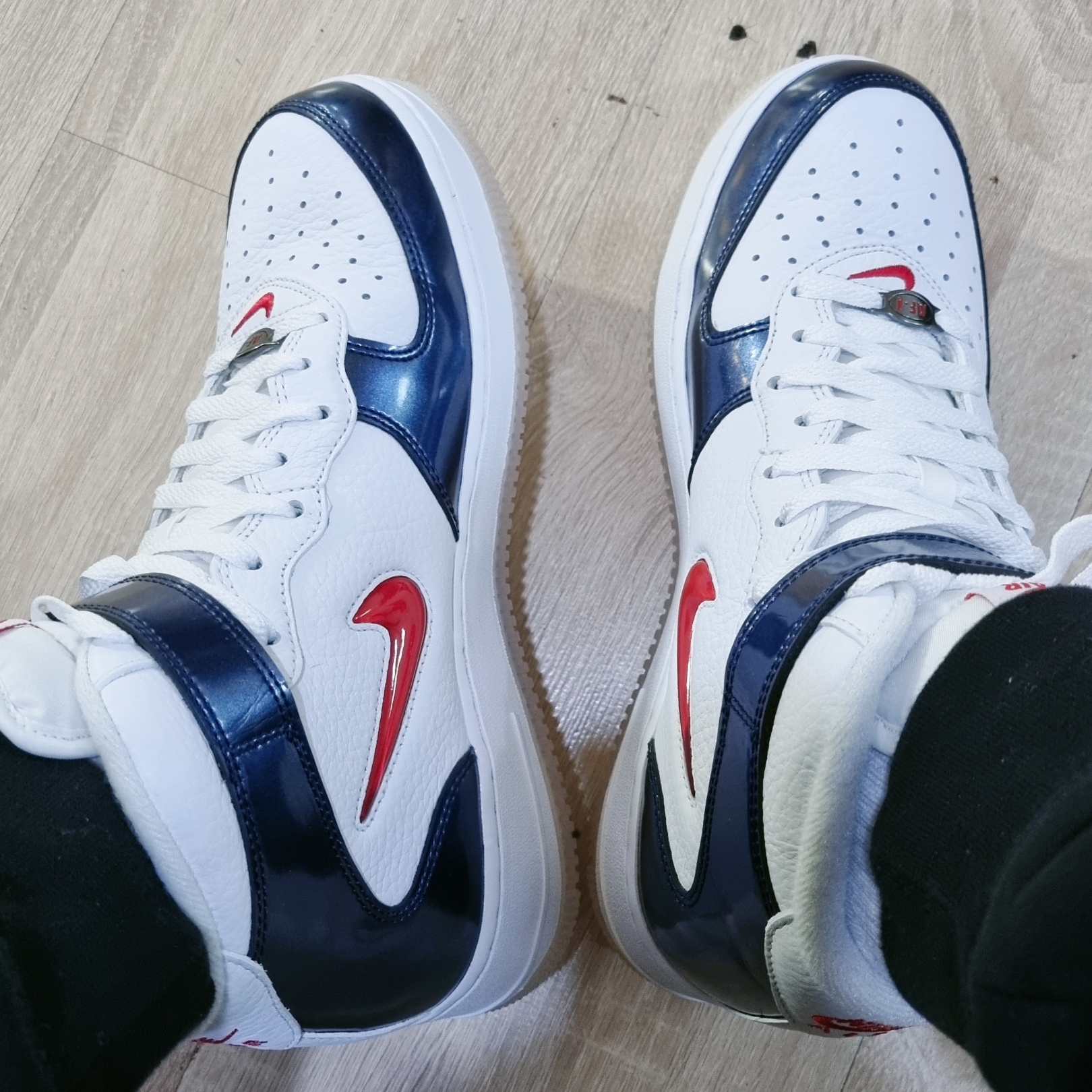 Nike Air Force 1 Mid QS University Red and Midnight Navy 착용 스타일 - 1