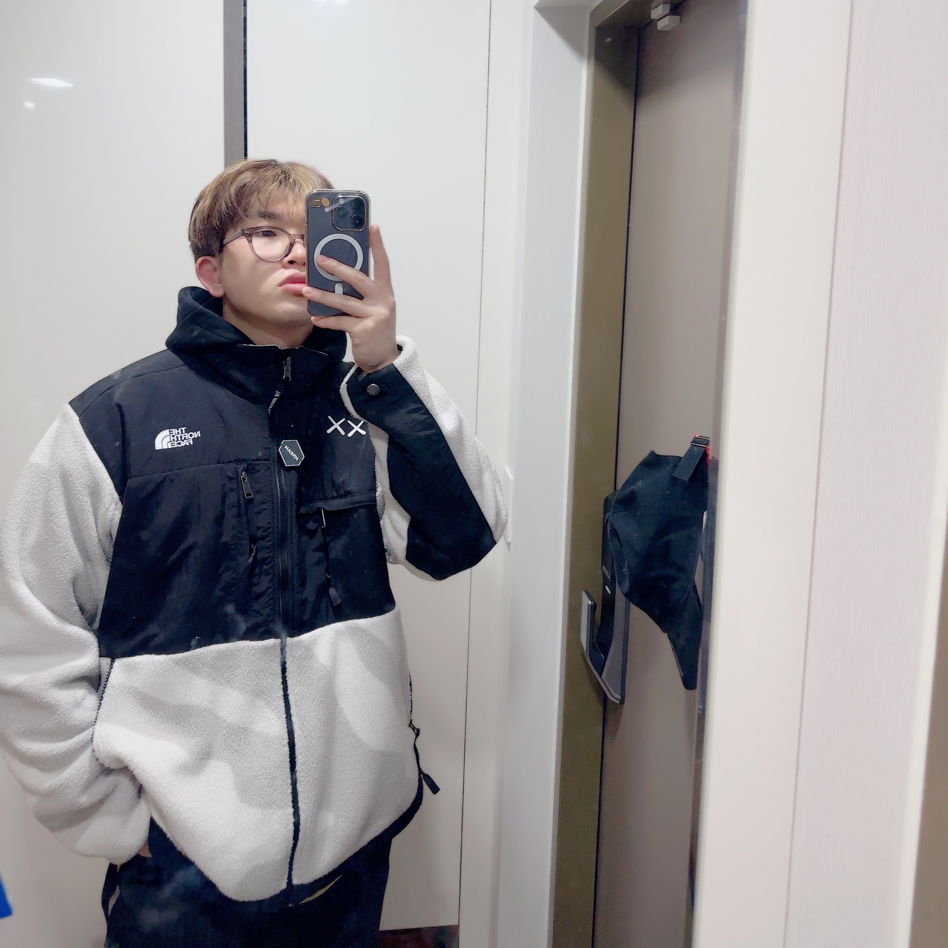 The North Face x Kaws Retro 1995 Denali Jacket Moonlight Ivory Print - 22FW 착용 스타일