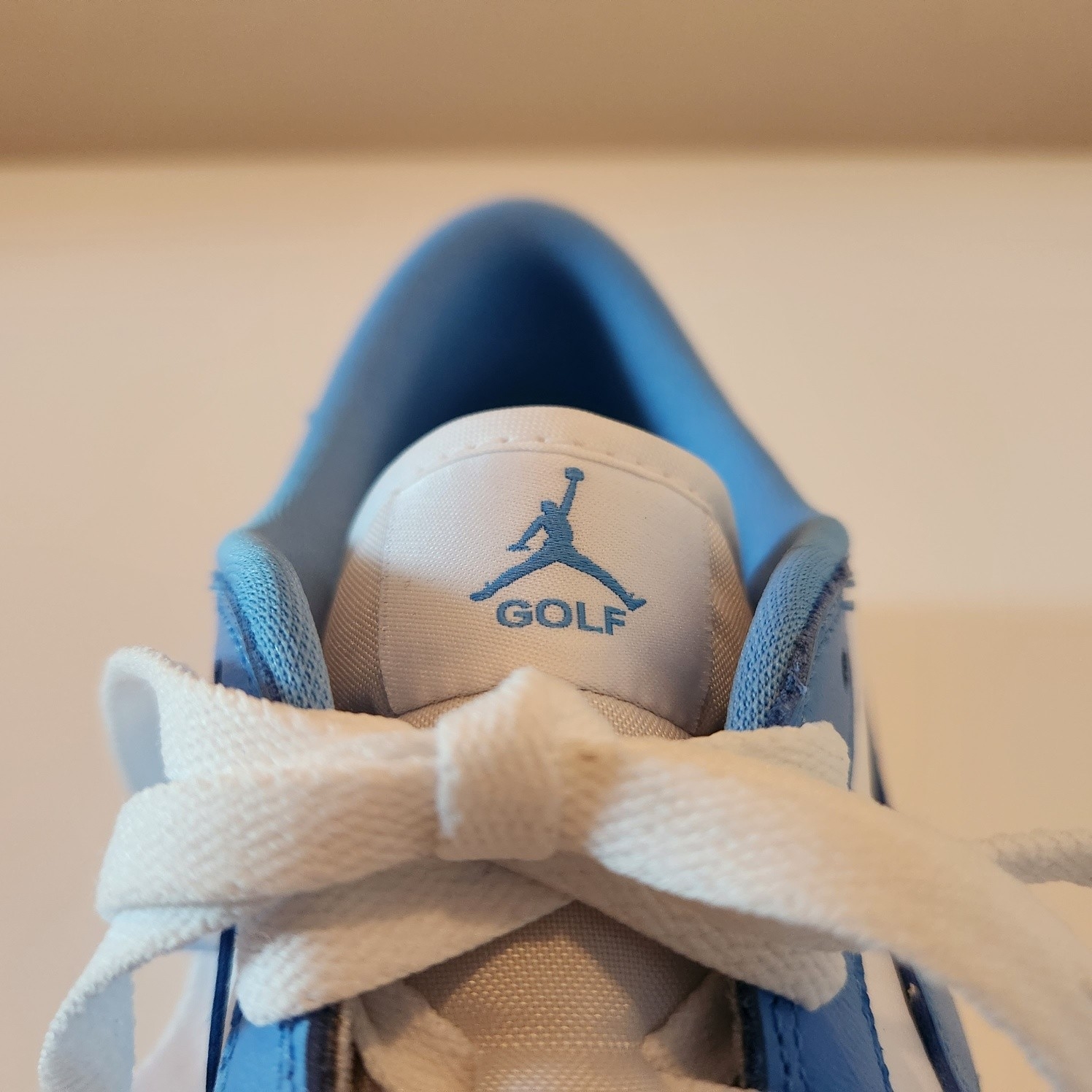 Jordan 1 Low Golf White and University Blue 착용 스타일 - 4