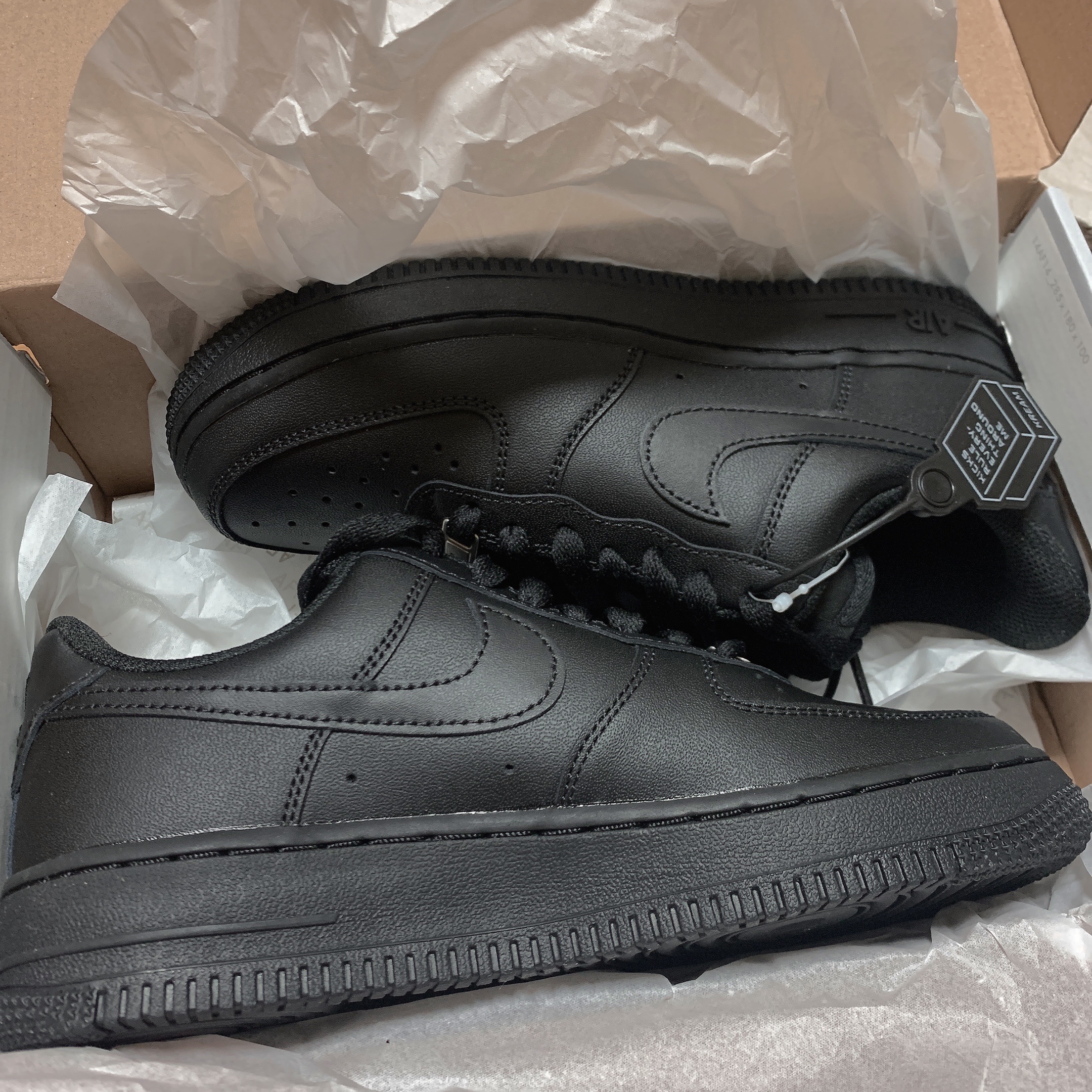 (W) Nike Air Force 1 '07 Low Triple Black 착용 스타일 - 1