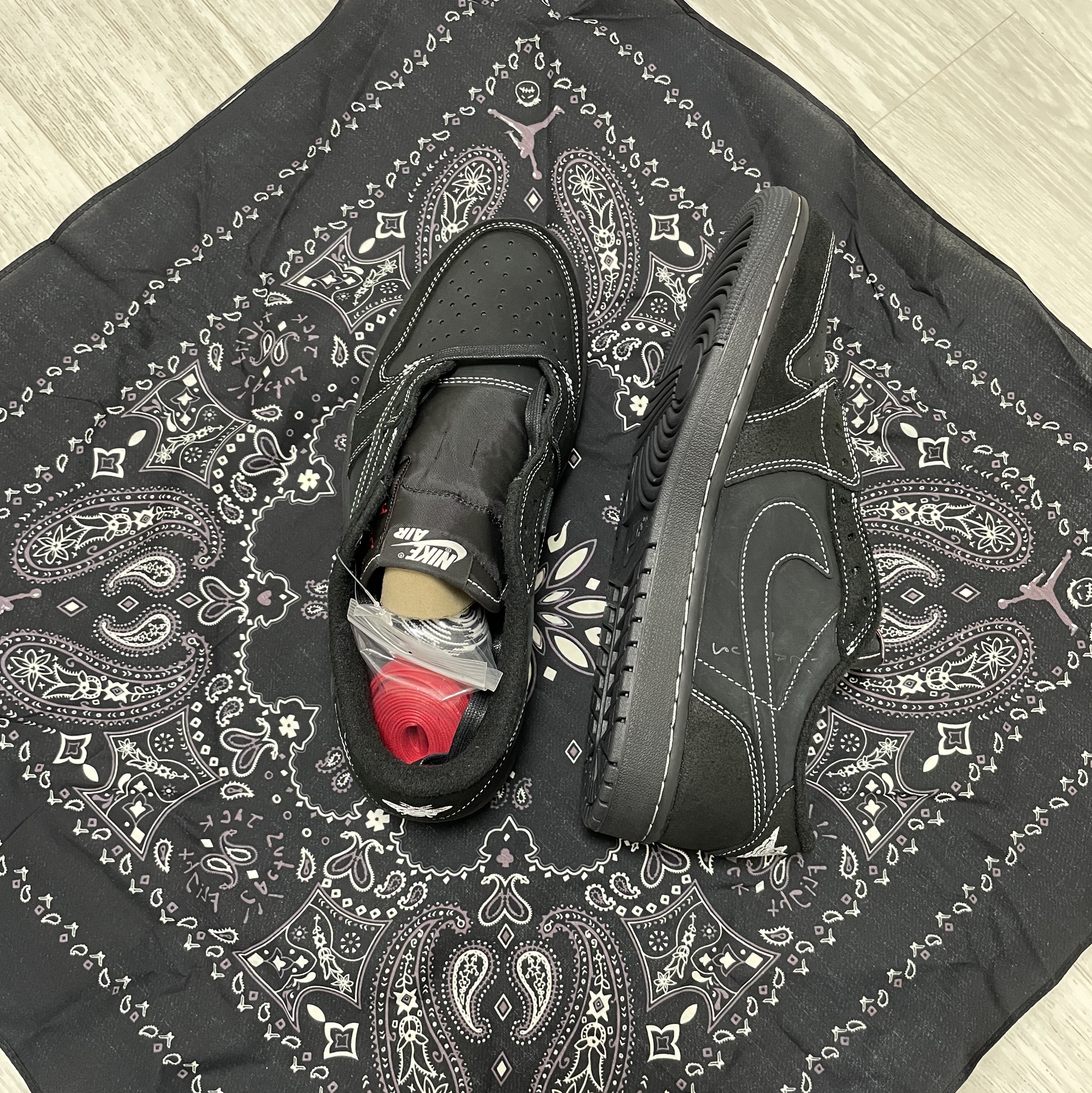 Jordan 1 x Travis Scott Retro Low OG SP Black Phantom 착용 스타일 - 3