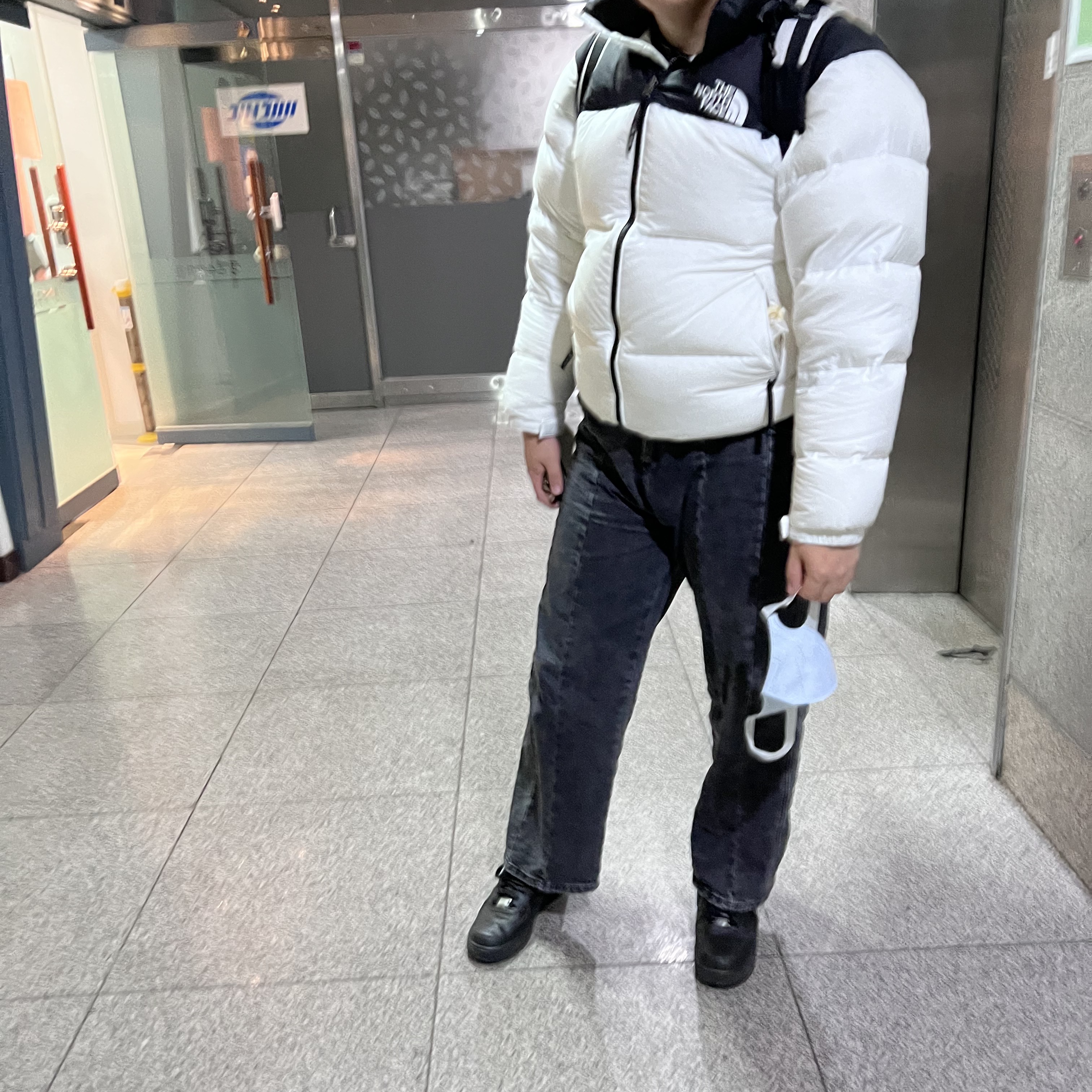 The North Face 1996 Eco Nuptse Jacket White, Nike Air Force 1 '07 Low Triple Black 착용 스타일