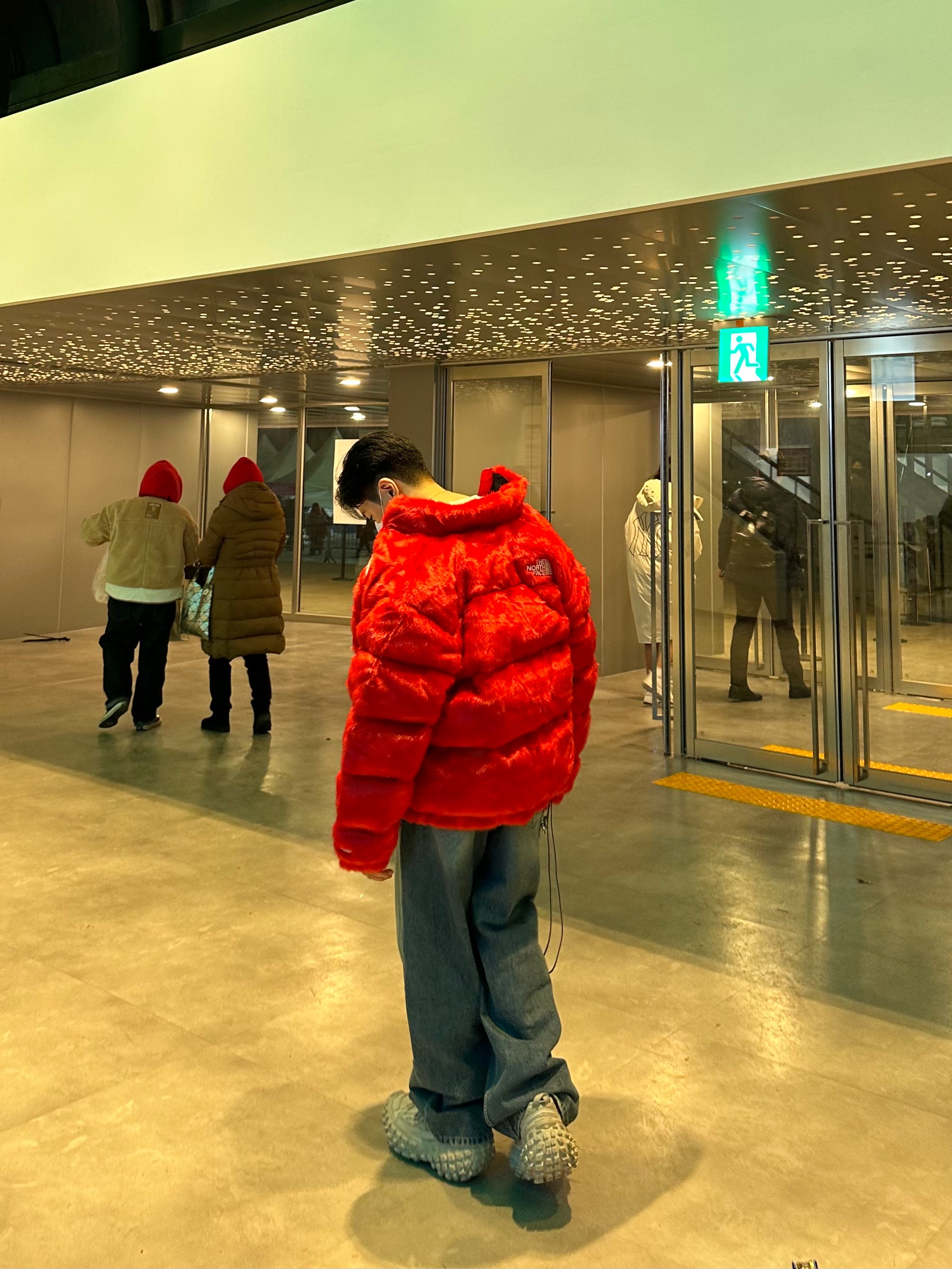 Supreme x The North Face Faux Fur Nuptse Jacket Red - 20FW, Balenciaga Defender Sneakers Beige 착용 스타일 - 3