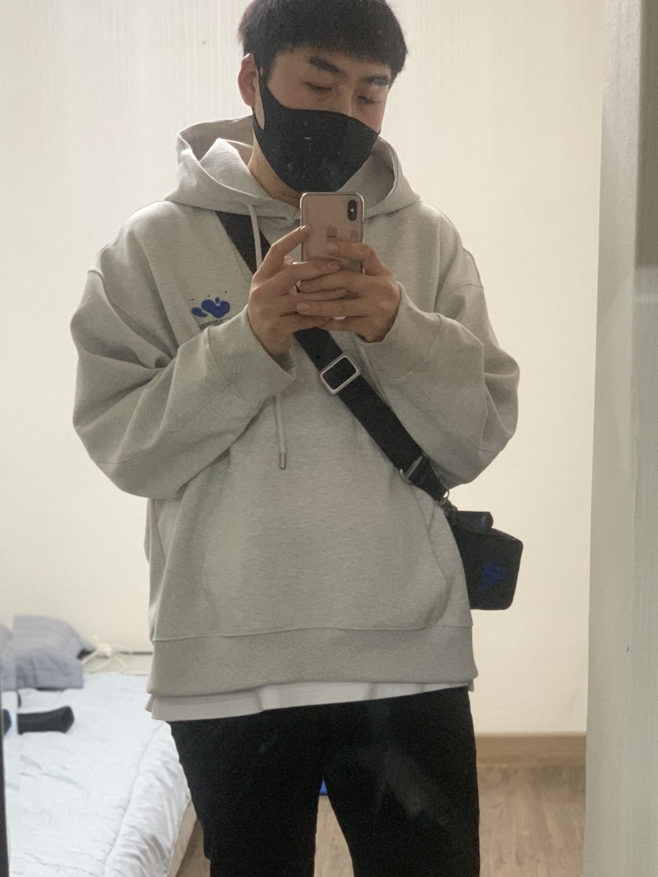 Ader Error x Zara Shoulder Bag Black, Zara x Ader Error Embroidery Hooded Sweatshirt Grey 착용 스타일 - 3