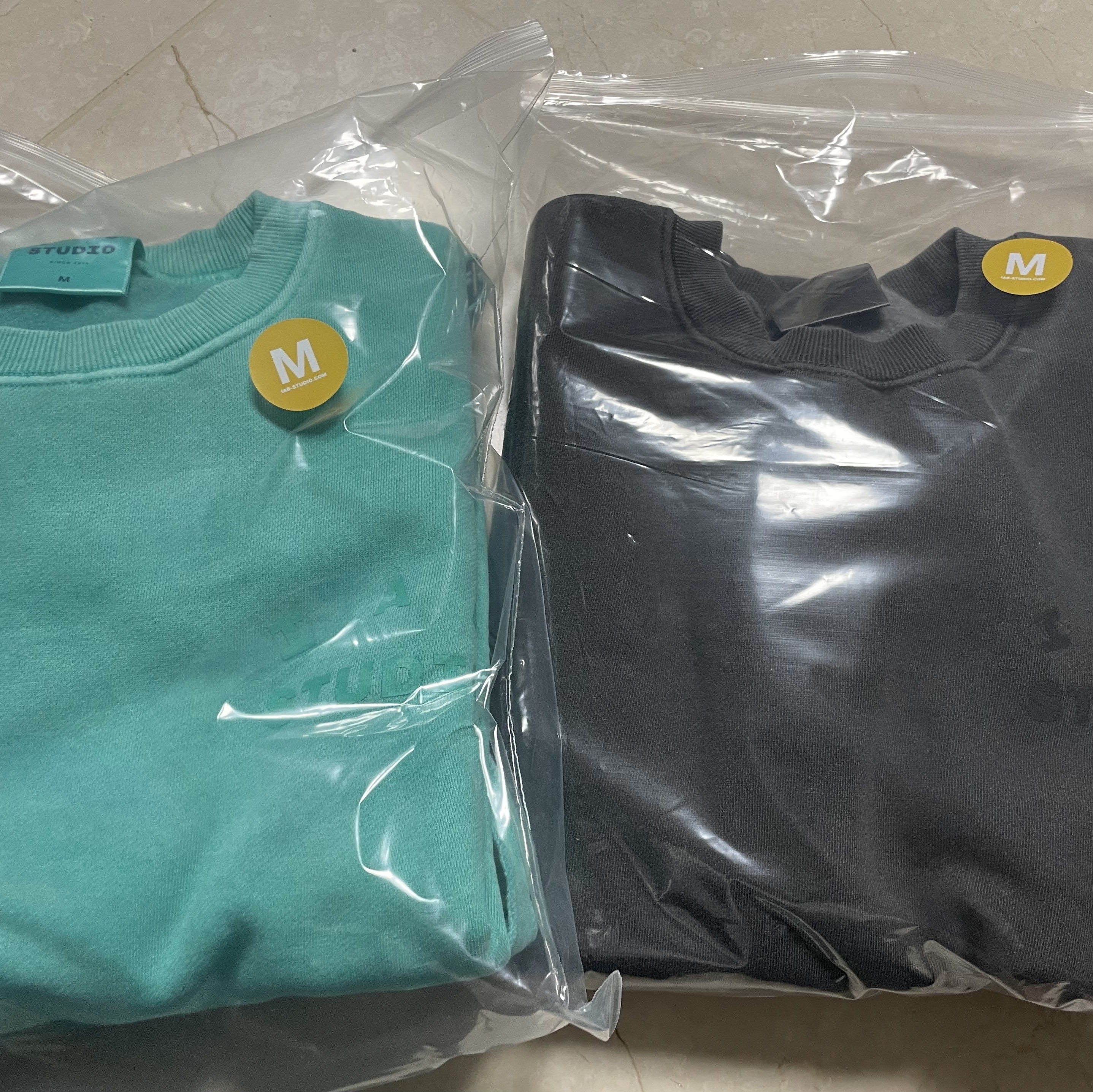 IAB Studio Pigment Sweatshirt & Mini Bag Black, IAB Studio Pigment Sweatshirt & Mini Bag Jade 착용 스타일