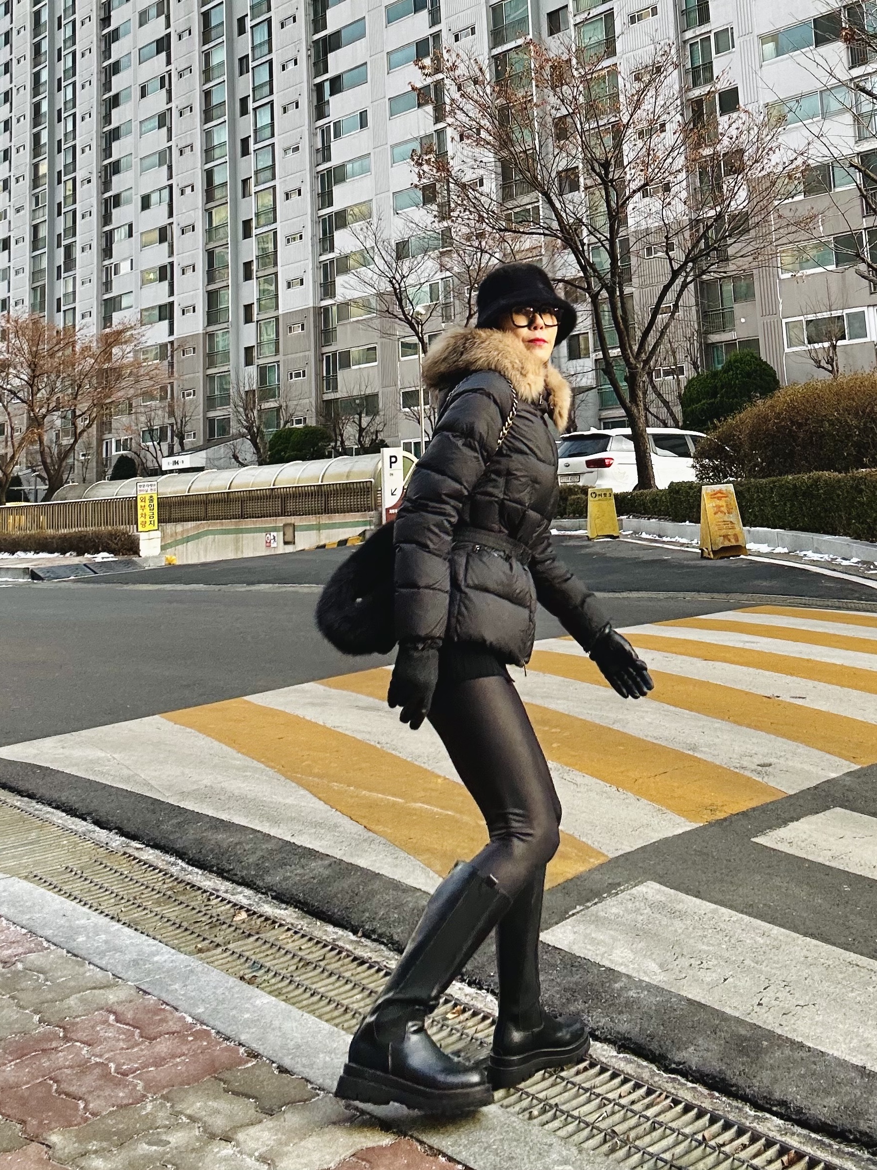 Chanel Large 19 Handbag Goatskin & Gold Black, (W) Moncler Boed Short Down Jacket Black - 21FW 착용 스타일 - 3