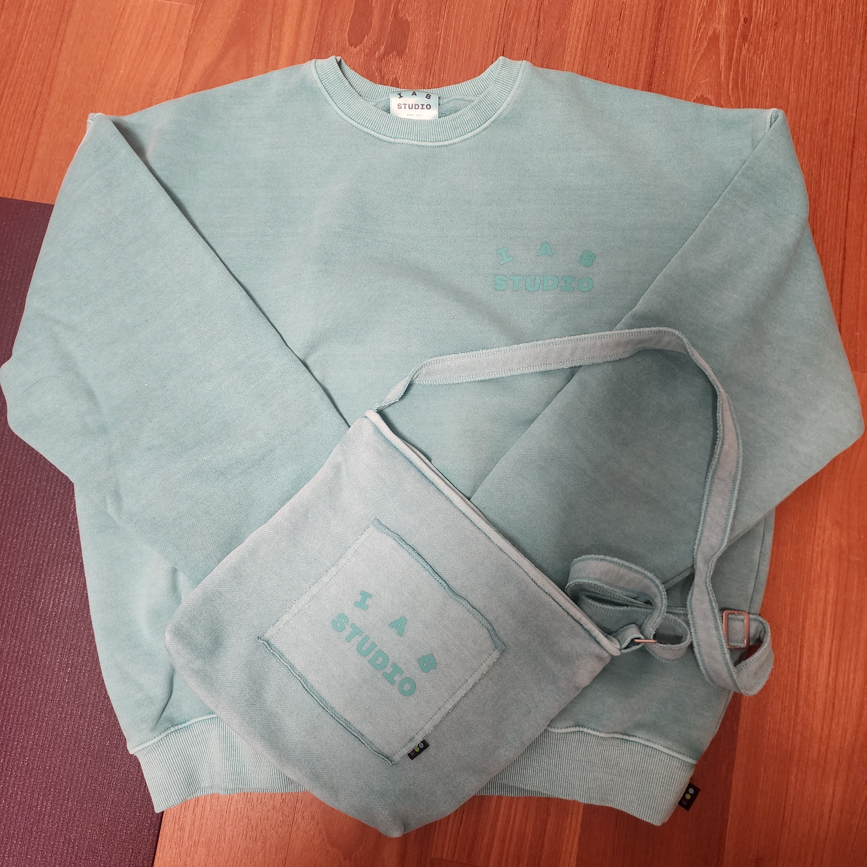 IAB Studio Pigment Sweatshirt & Mini Bag Jade 착용 스타일 - 1