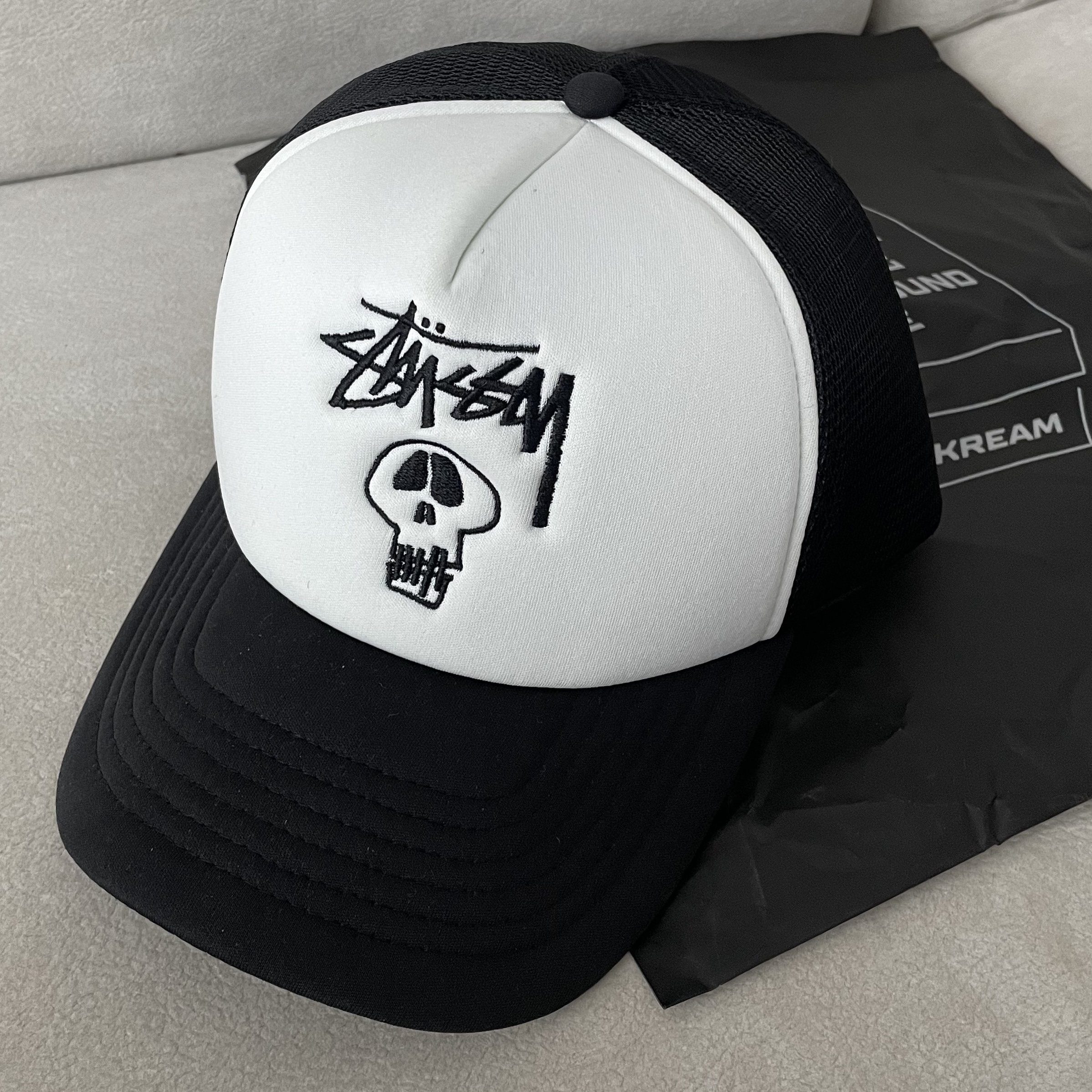 Stussy Skull Mesh Trucker Cap Black 착용 스타일