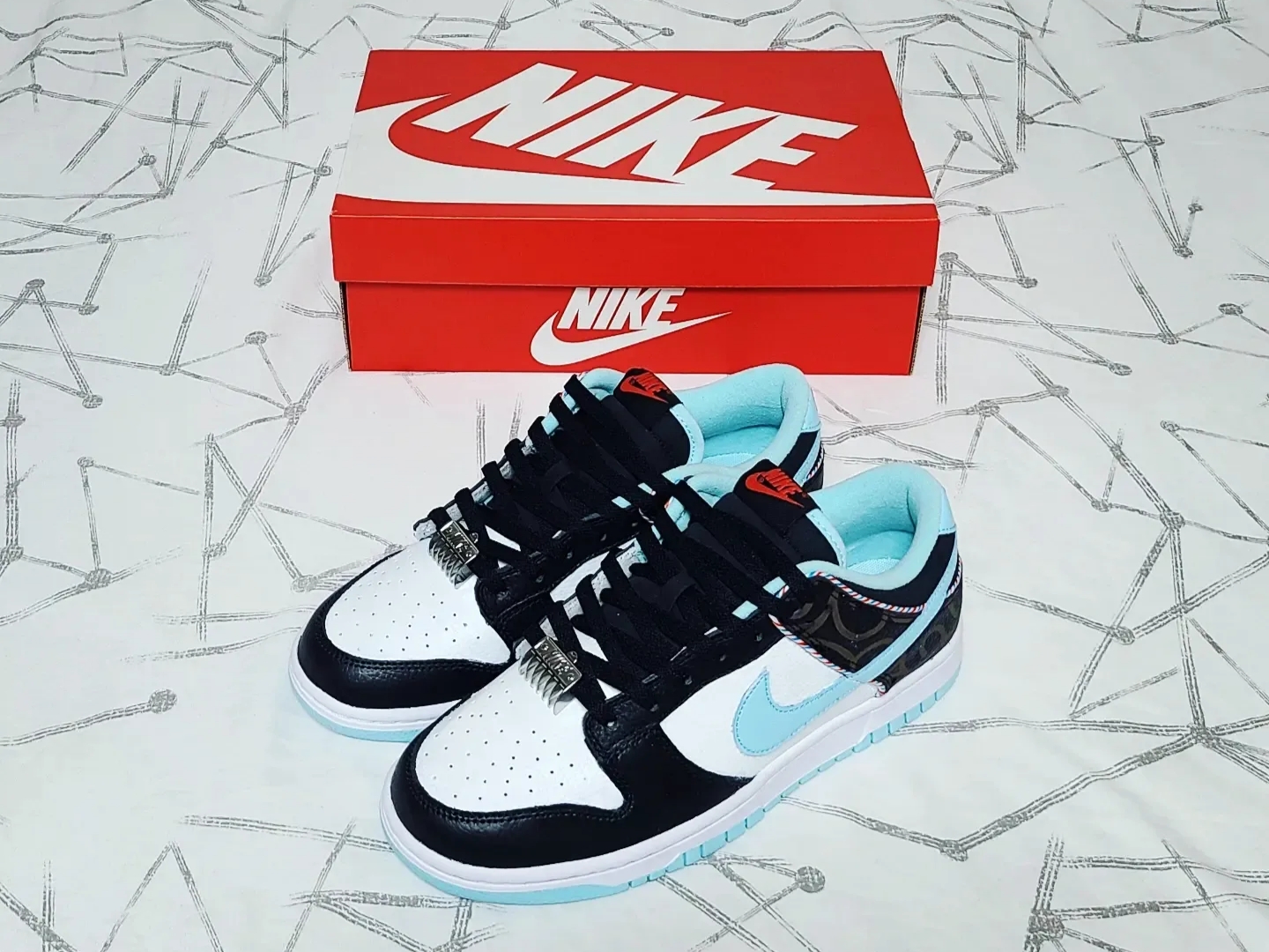 Nike Dunk Low Retro SE Barber Shop Black 착용 스타일 - 1
