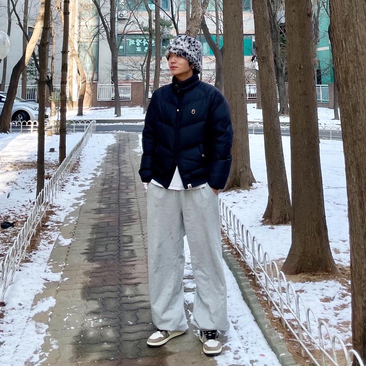 BAPE One Point Loose Fit Down Jacket Navy Blue, Jordan 1 x Travis Scott Retro High OG SP Mocha 착용 스타일 - 1