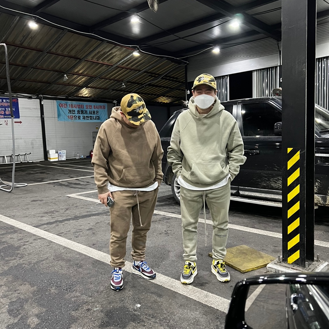 Stussy x BAPE Trucker Cap Yellow, Essentials Pull-Over Hoodie Pistachio - 21FW 착용 스타일