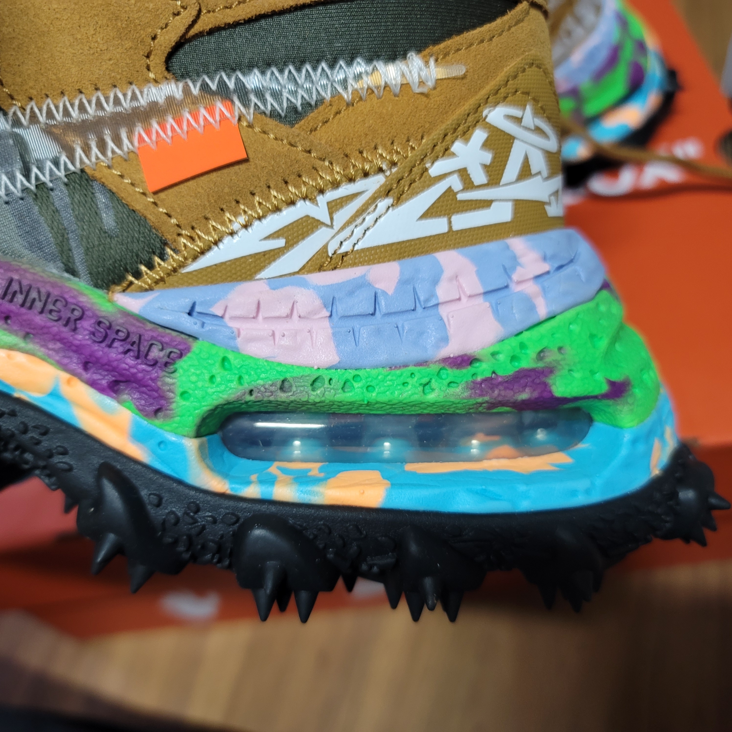 Nike x Off-White Terra Forma Wheat and Green Strike 착용 스타일 - 5