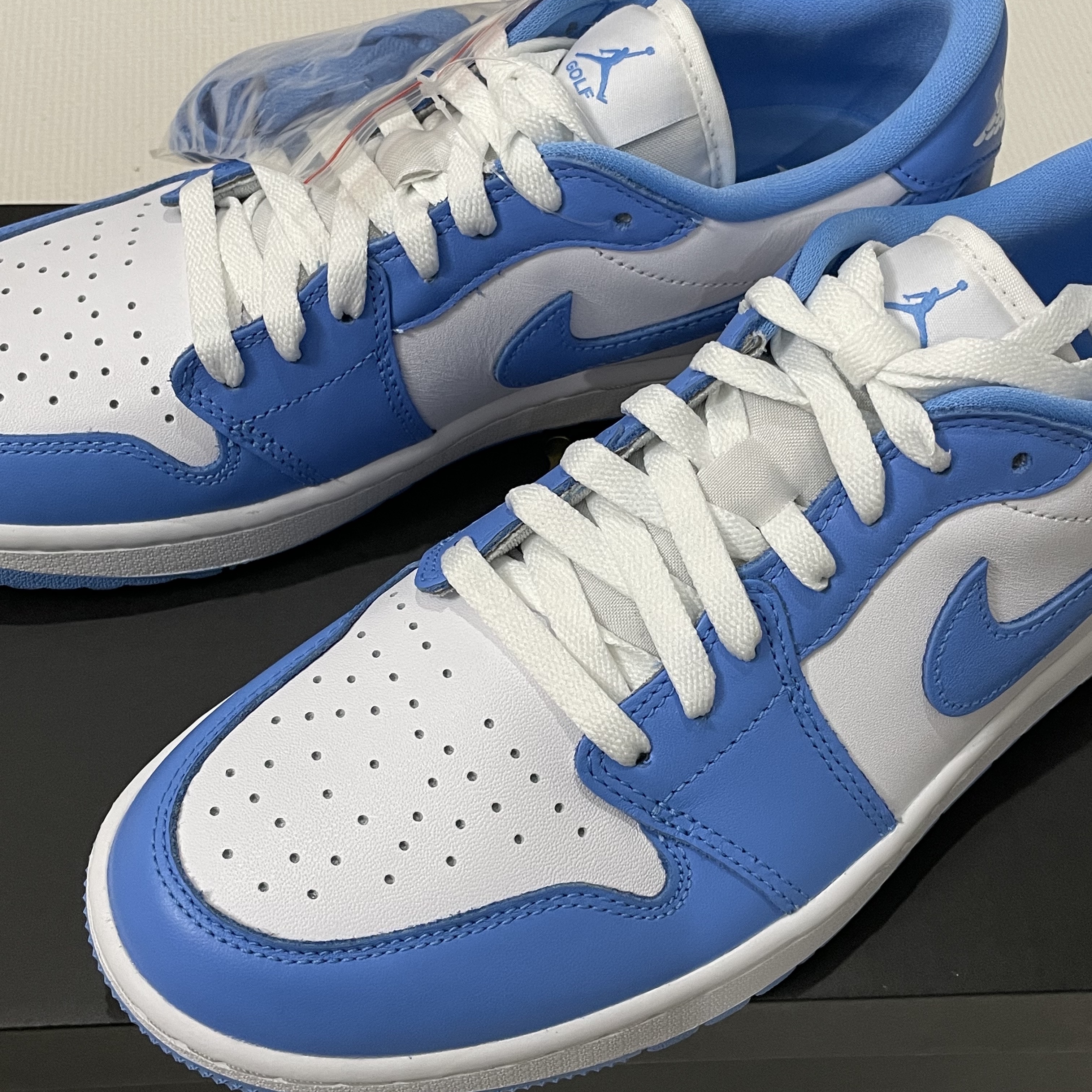 Jordan 1 Low Golf White and University Blue 착용 스타일 - 3