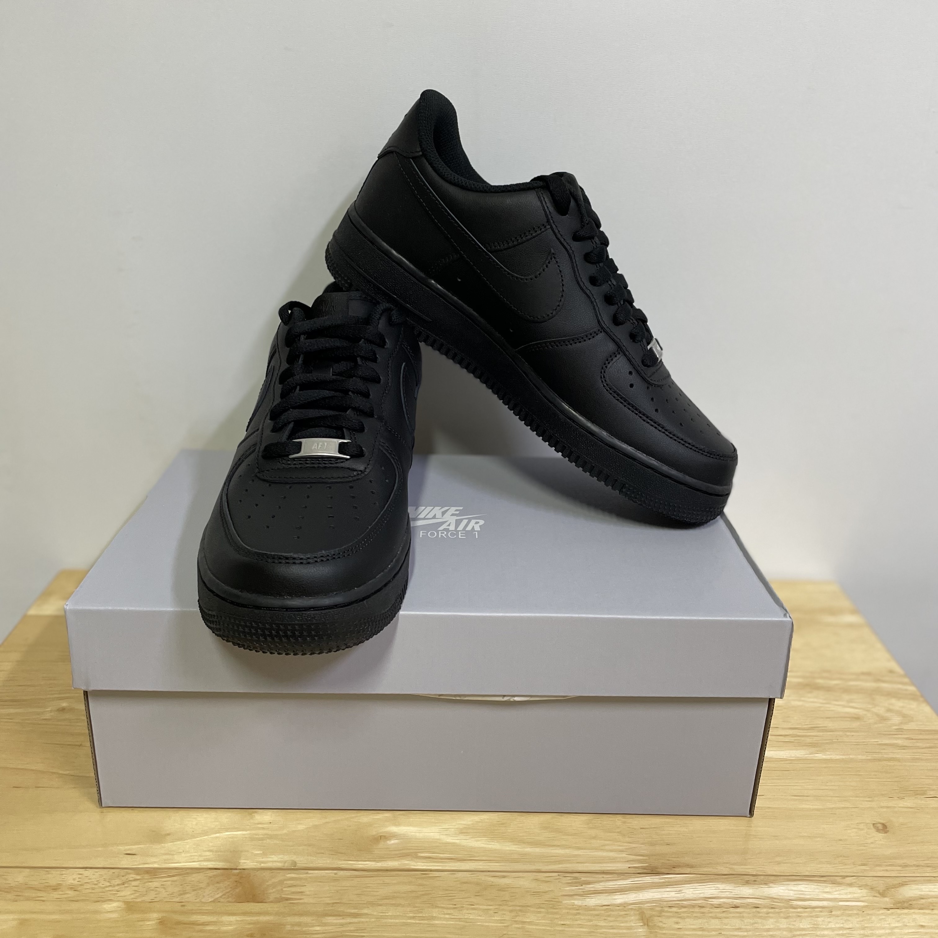 Nike Air Force 1 '07 Low Triple Black 착용 스타일 - 2