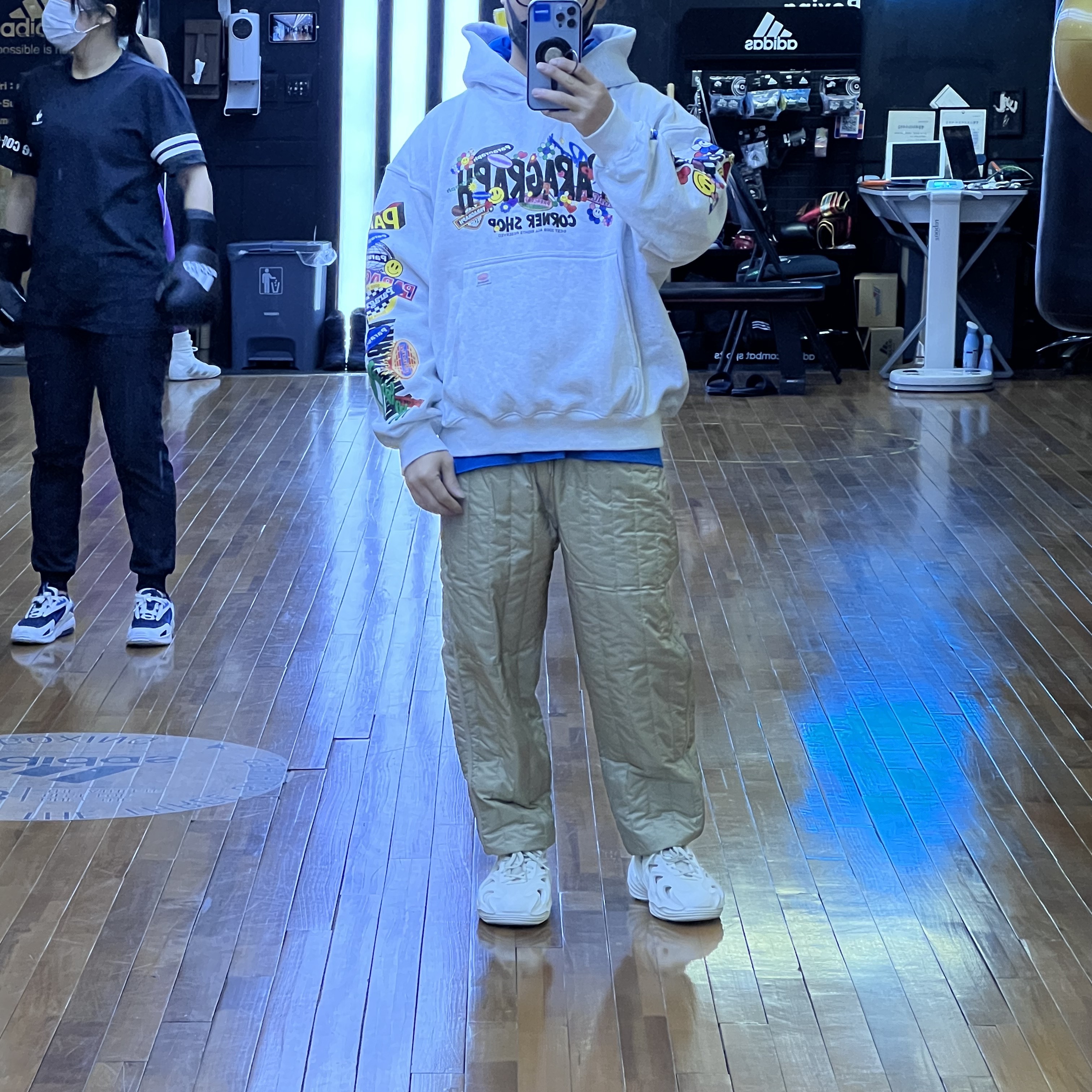 Adidas Adifom Q Off White 착용 스타일 - 1