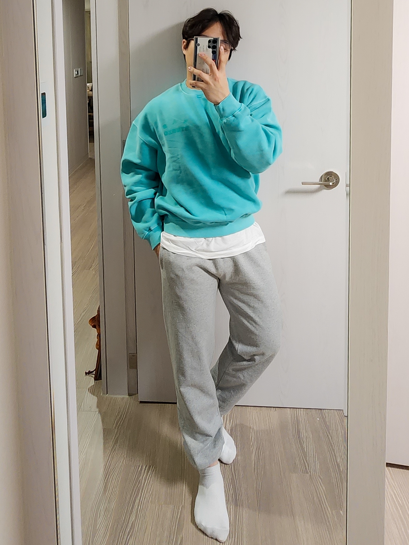 IAB Studio Pigment Sweatshirt & Mini Bag Jade 착용 스타일