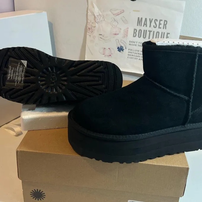 (W) UGG Classic Ultra Mini Platform Boots Black 착용 스타일 - 1
