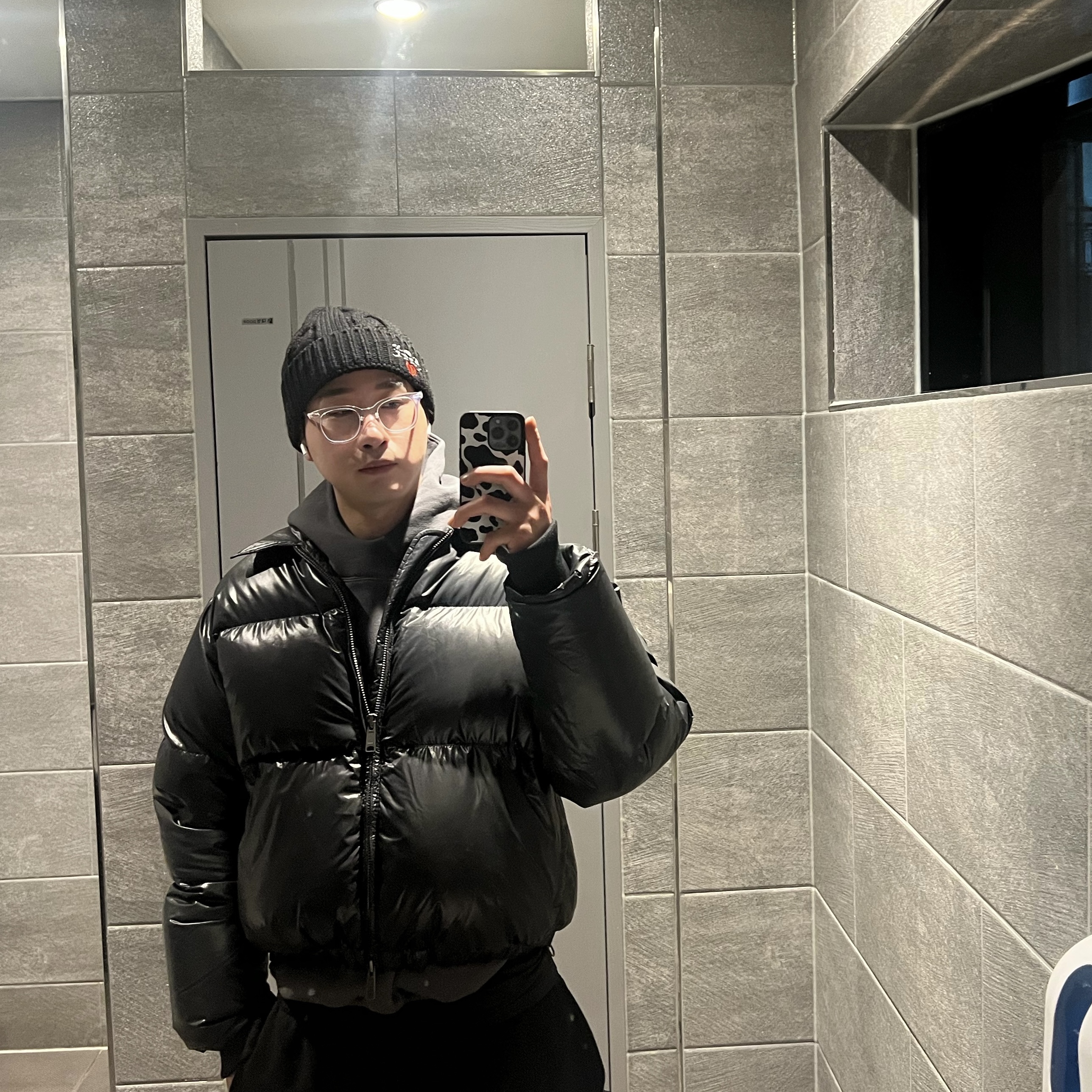 Yeezy Gap Engineered By Balenciaga Dove Hoodie Black 착용 스타일