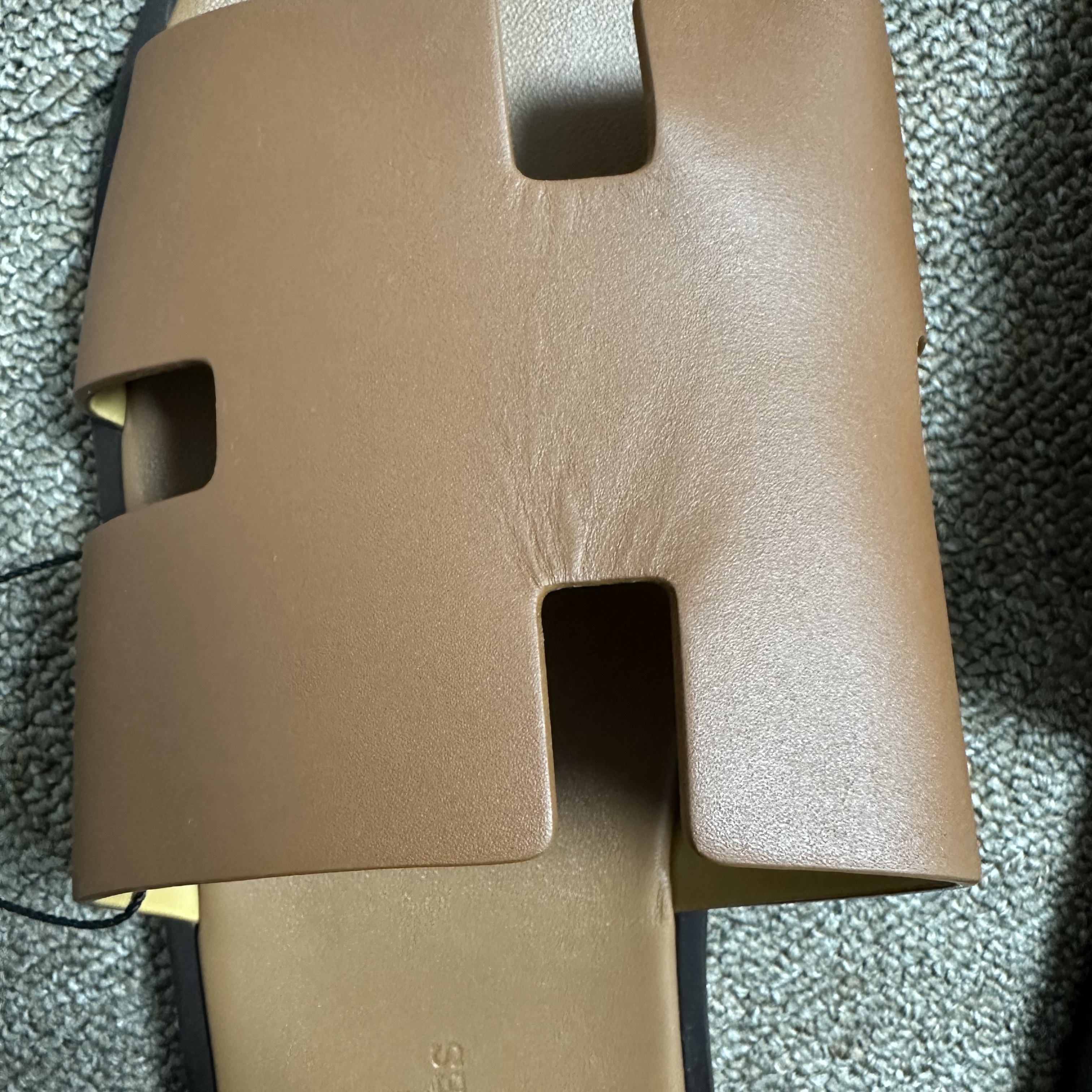 Hermes Izmir Sandal Calfskin & Gold 착용 스타일 - 3