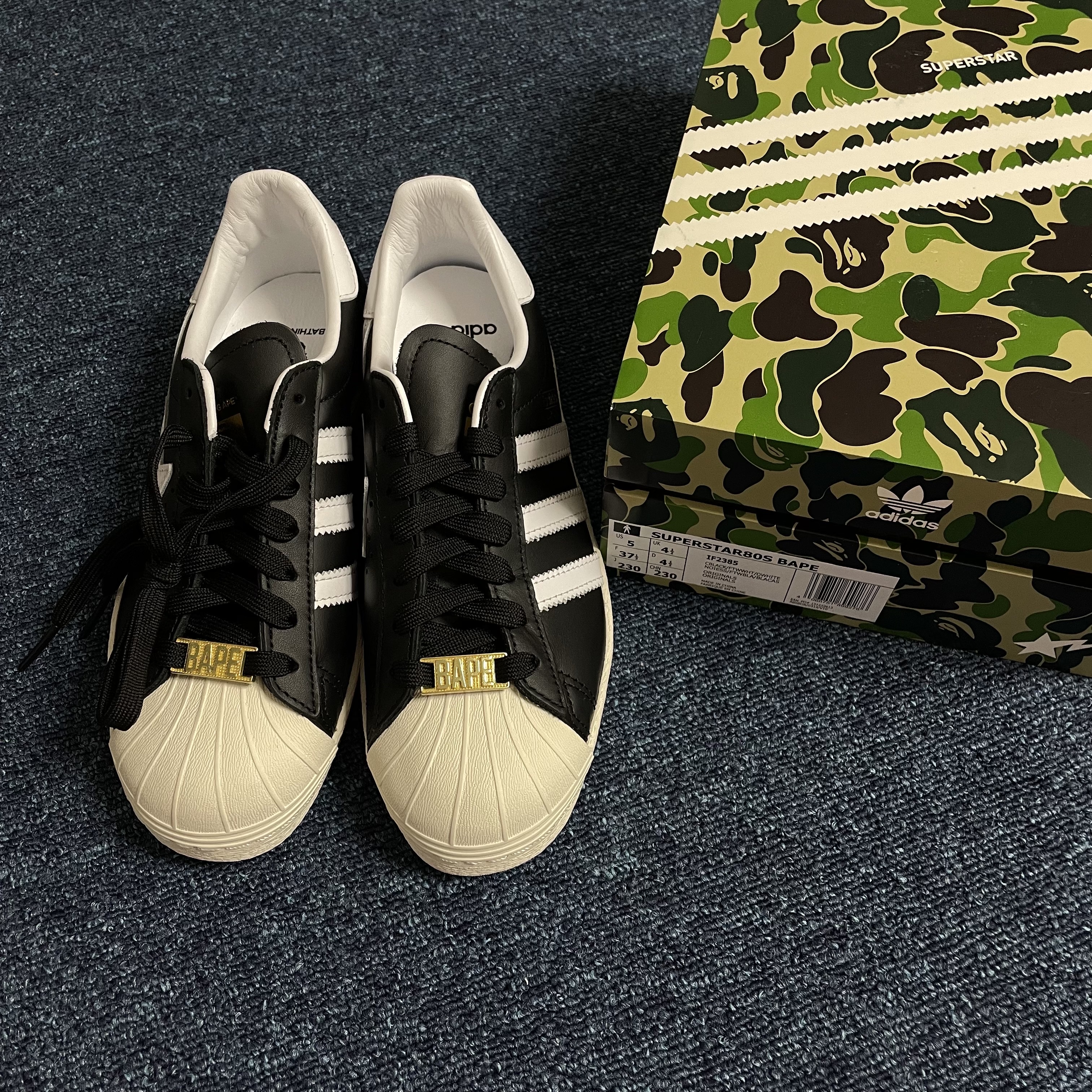 Adidas x BAPE Superstar 80s Core Black Off White 착용 스타일 - 2