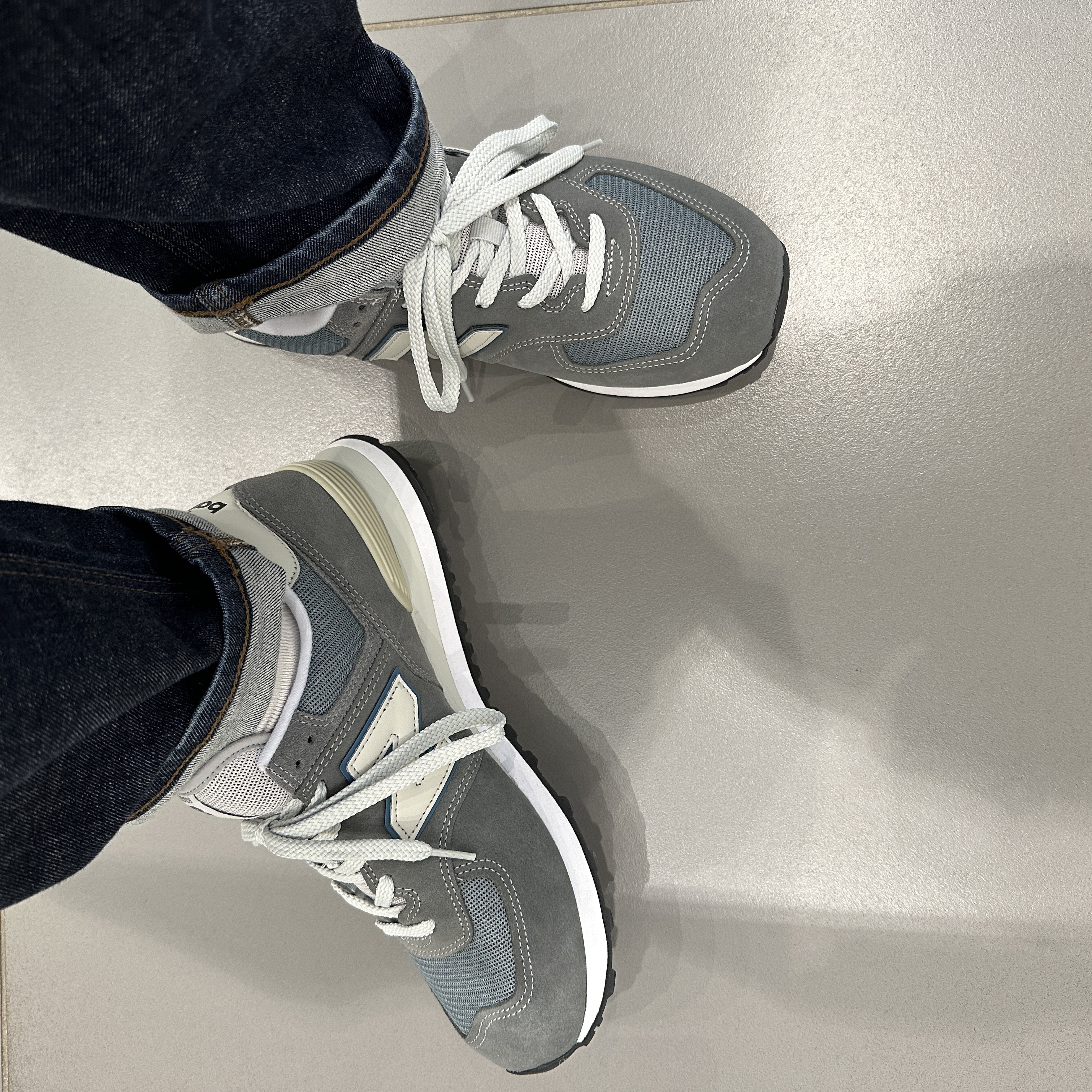 New Balance 574 Grey Sky Blue 착용 스타일 - 2