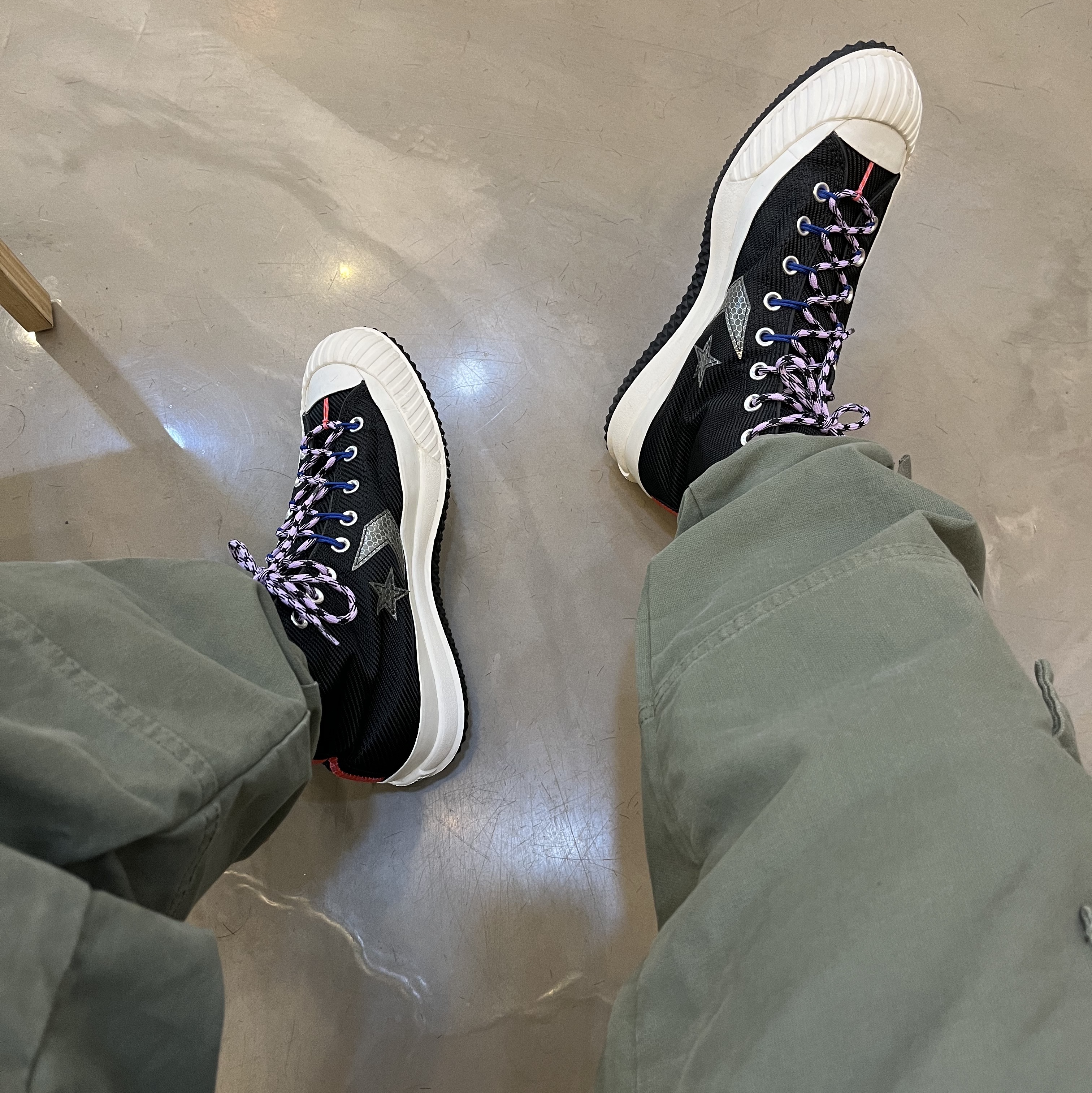 Converse Bosey MC High Metallic Vis Black 착용 스타일