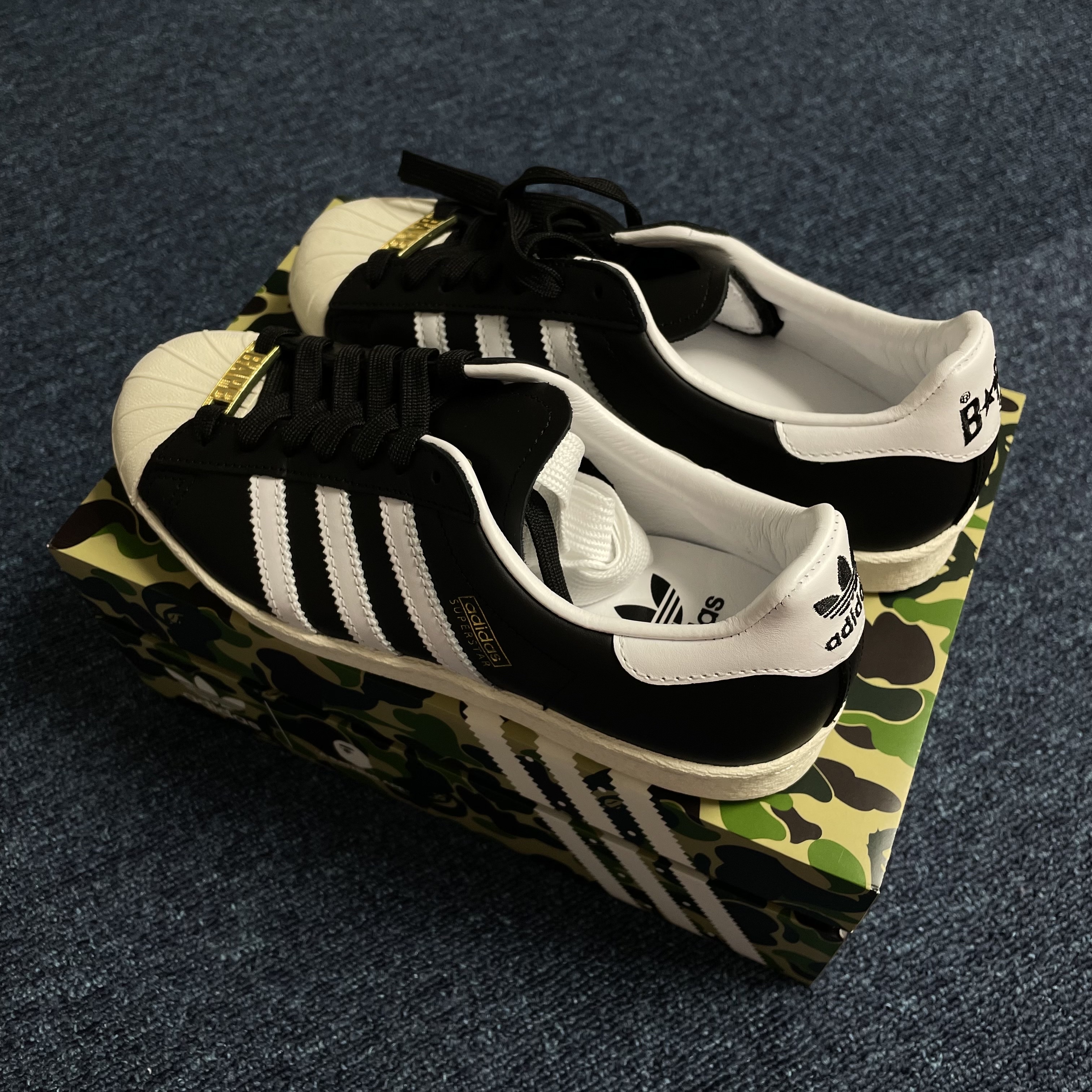 Adidas x BAPE Superstar 80s Core Black Off White 착용 스타일 - 3