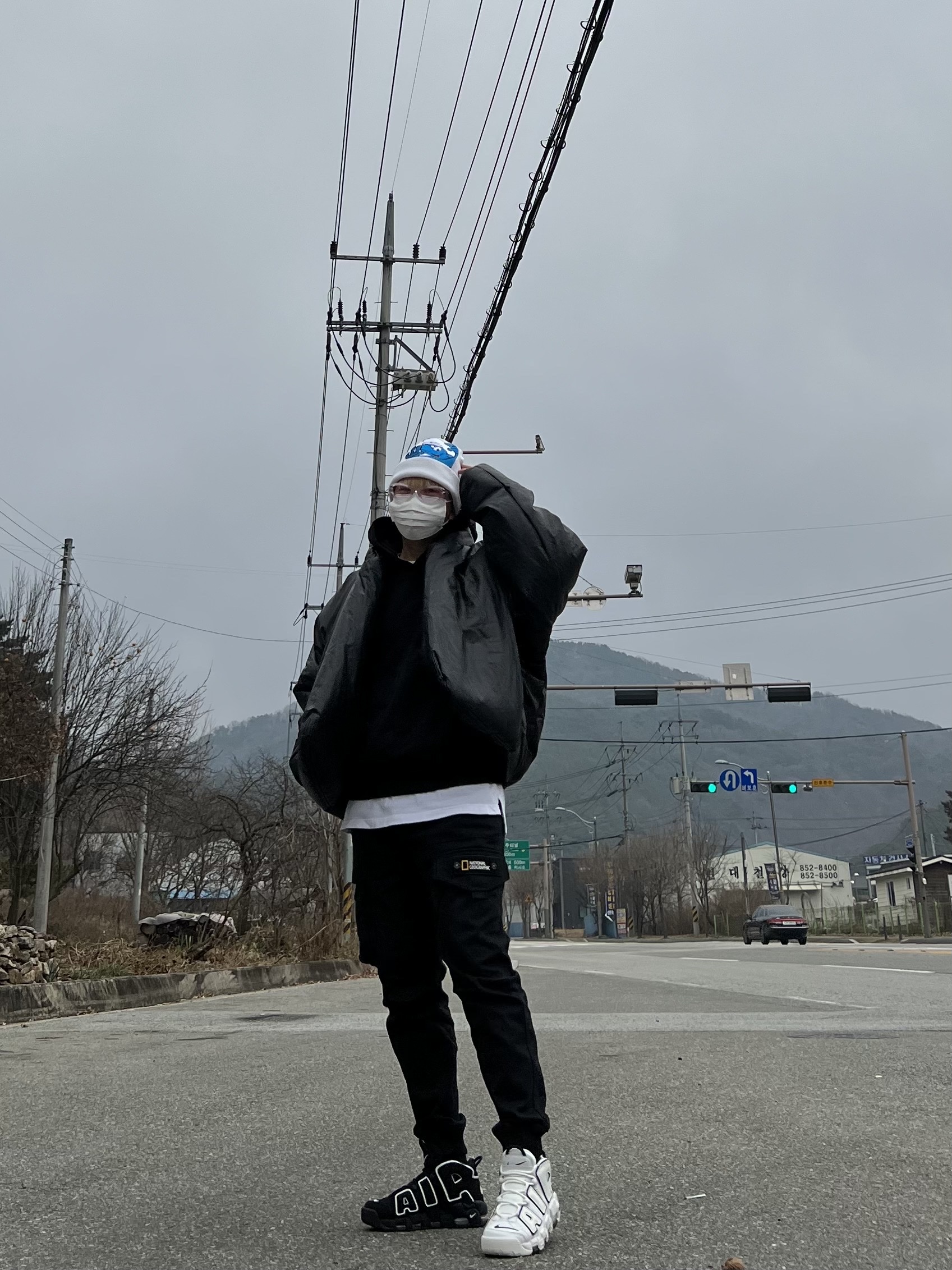 Yeezy Gap Round Jacket Black, Yeezy Gap Hoodie Black 착용 스타일 - 3