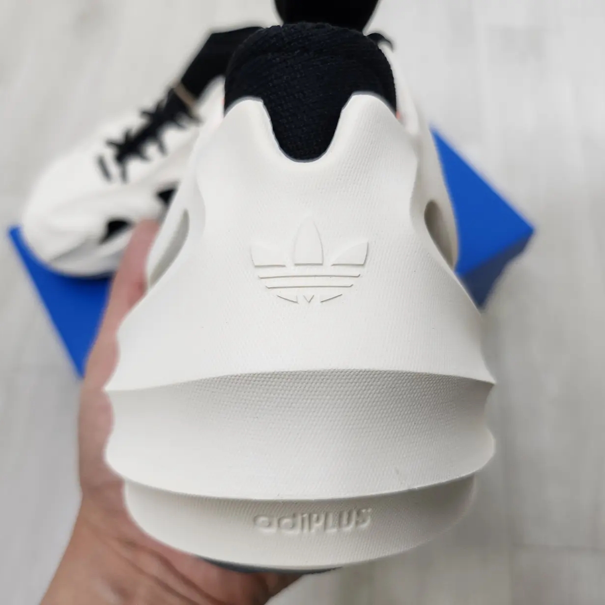 Adidas Adifom Q Wonder White Core Black 착용 스타일 - 3