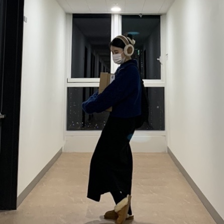 (W) UGG Embroidered Logo Earmuff Chestnut, (W) UGG Coquette Slipper Chestnut 착용 스타일