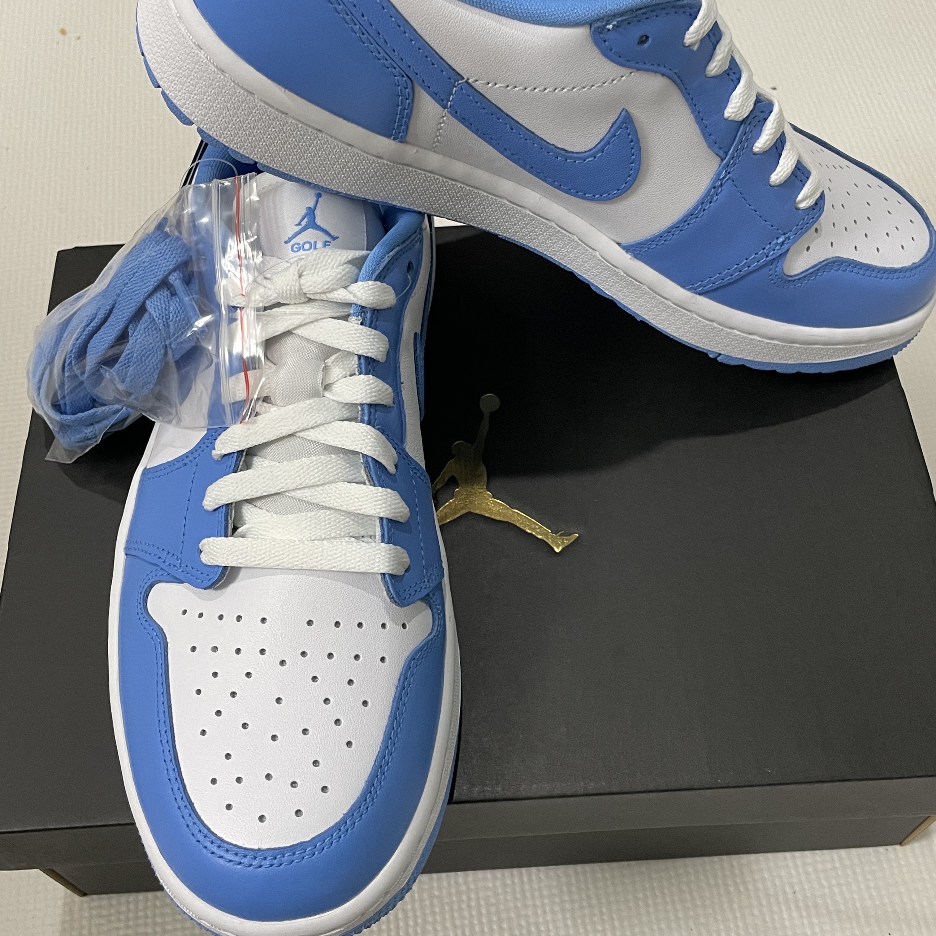 Jordan 1 Low Golf White and University Blue 착용 스타일 - 2