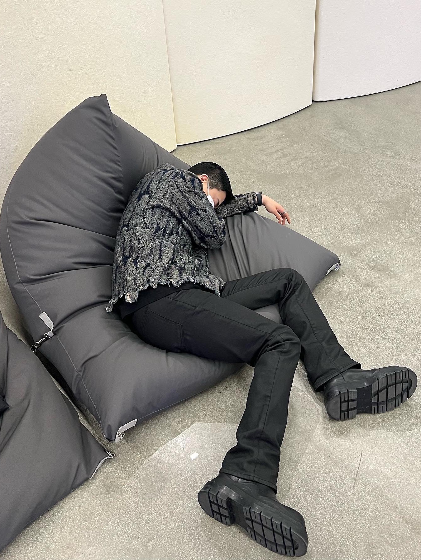 Kapital 12 oz. Feather Denim 3rd Jacket Indigo, Bottega Veneta Tire Cropped Chelsea Boots Black 착용 스타일 - 4