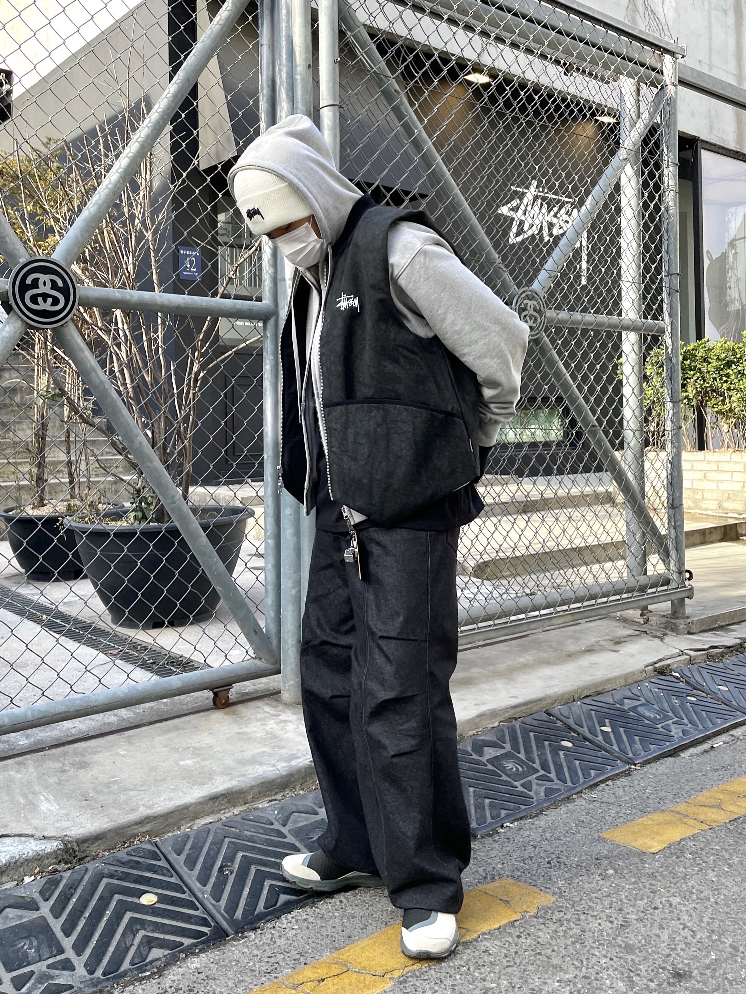 Nike x Stussy NRG Cuffed Beanie Summit White, Stussy Washed Canvas Primaloft Vest Black 착용 스타일
