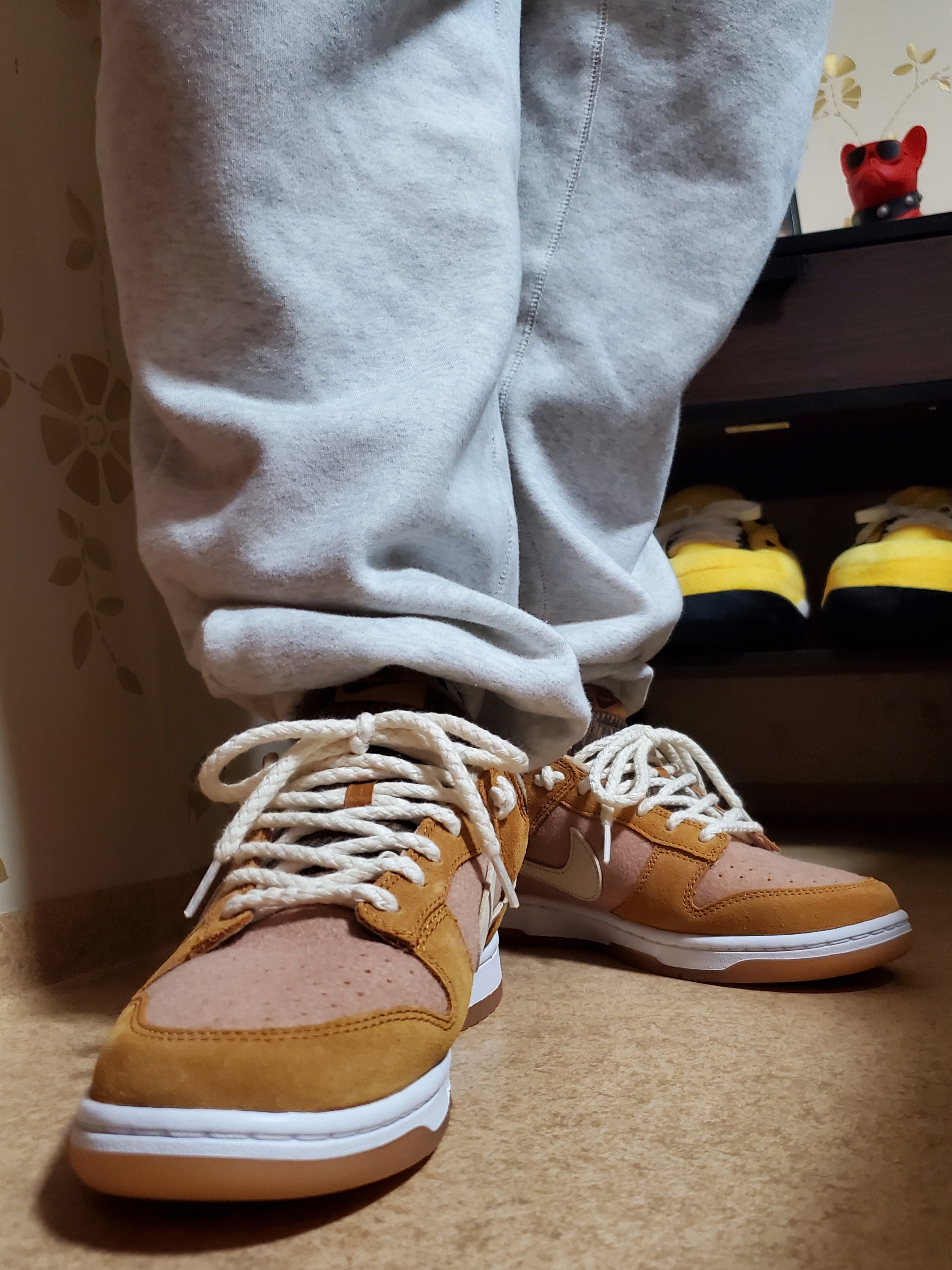 Nike Dunk Low SE Praline Desert Ochre 착용 스타일 - 4