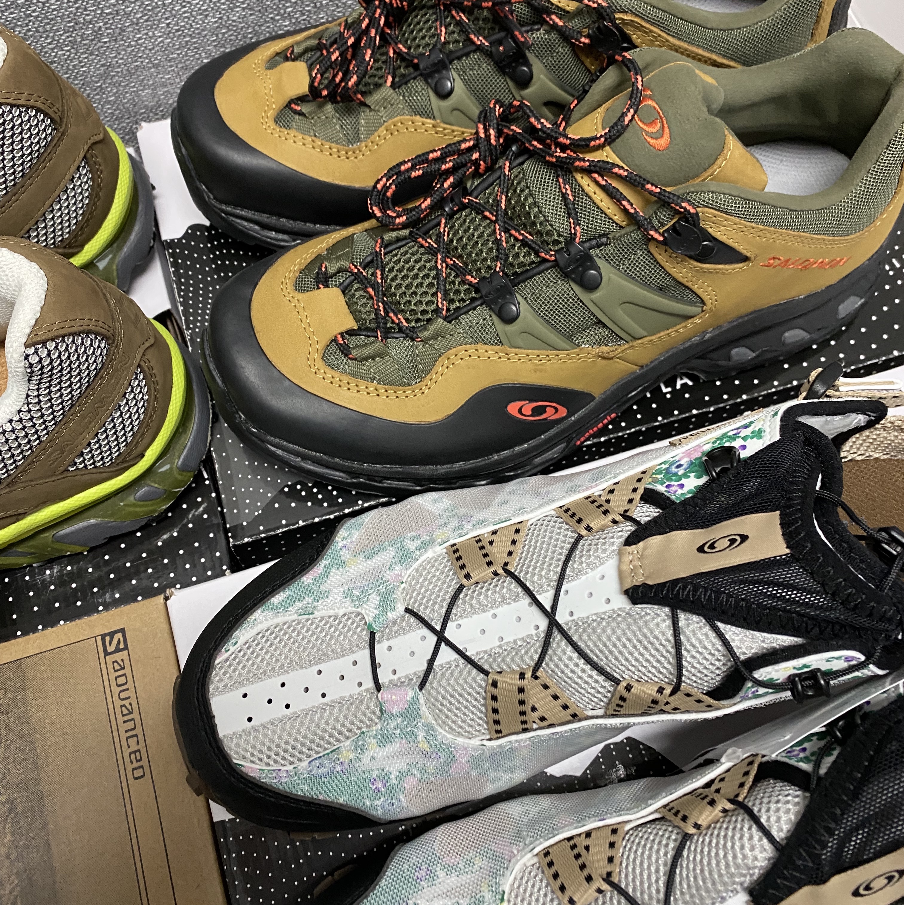 Salomon x The Broken Arm Techamphibian White Black Safari, Salomon x The Broken Arm XT-Quest 2 Cumin Olive Night 착용 스타일
