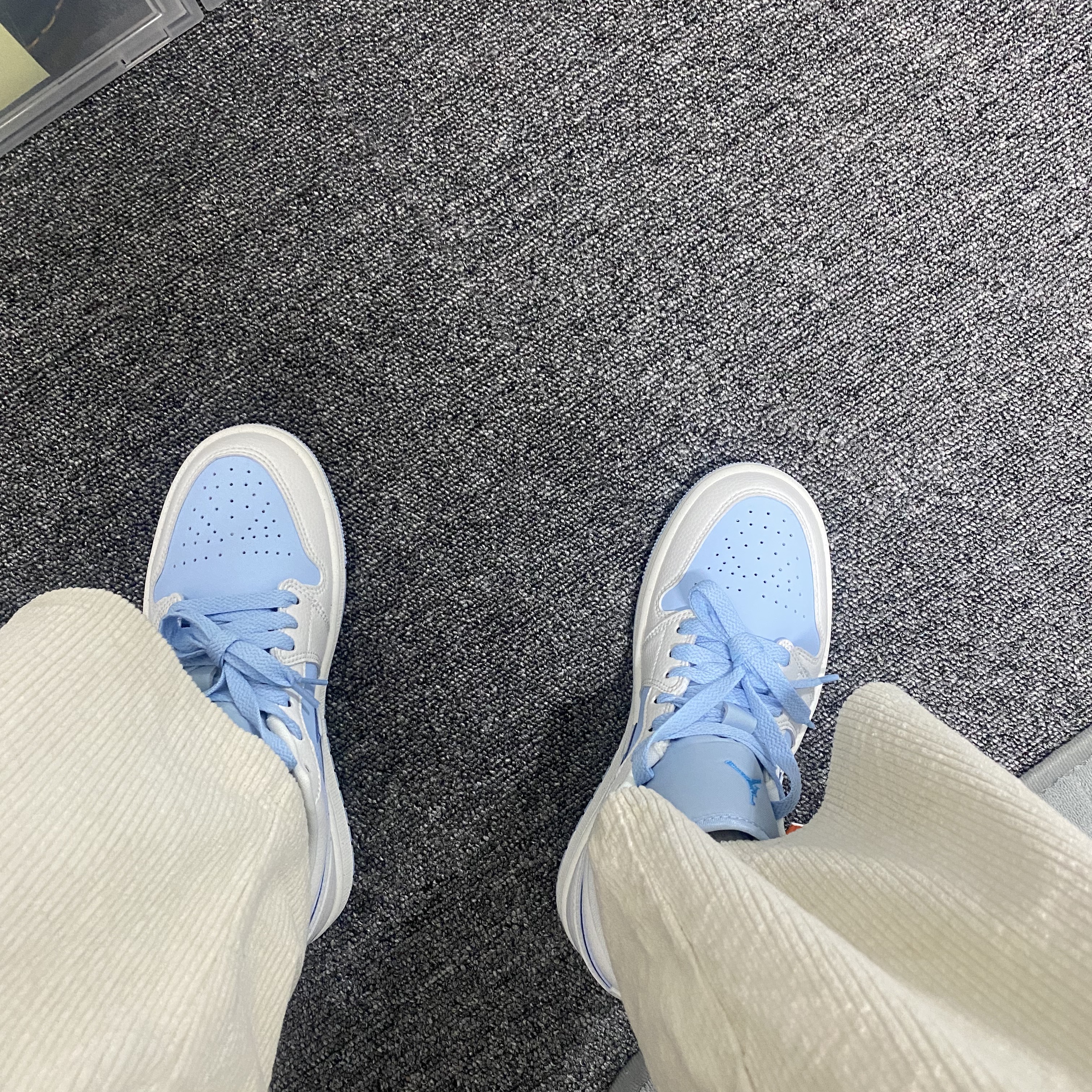 (W) Jordan 1 Low SE Sail Ice, (GS) Jordan 1 Mid Ice Blue Black 착용 스타일 - 1