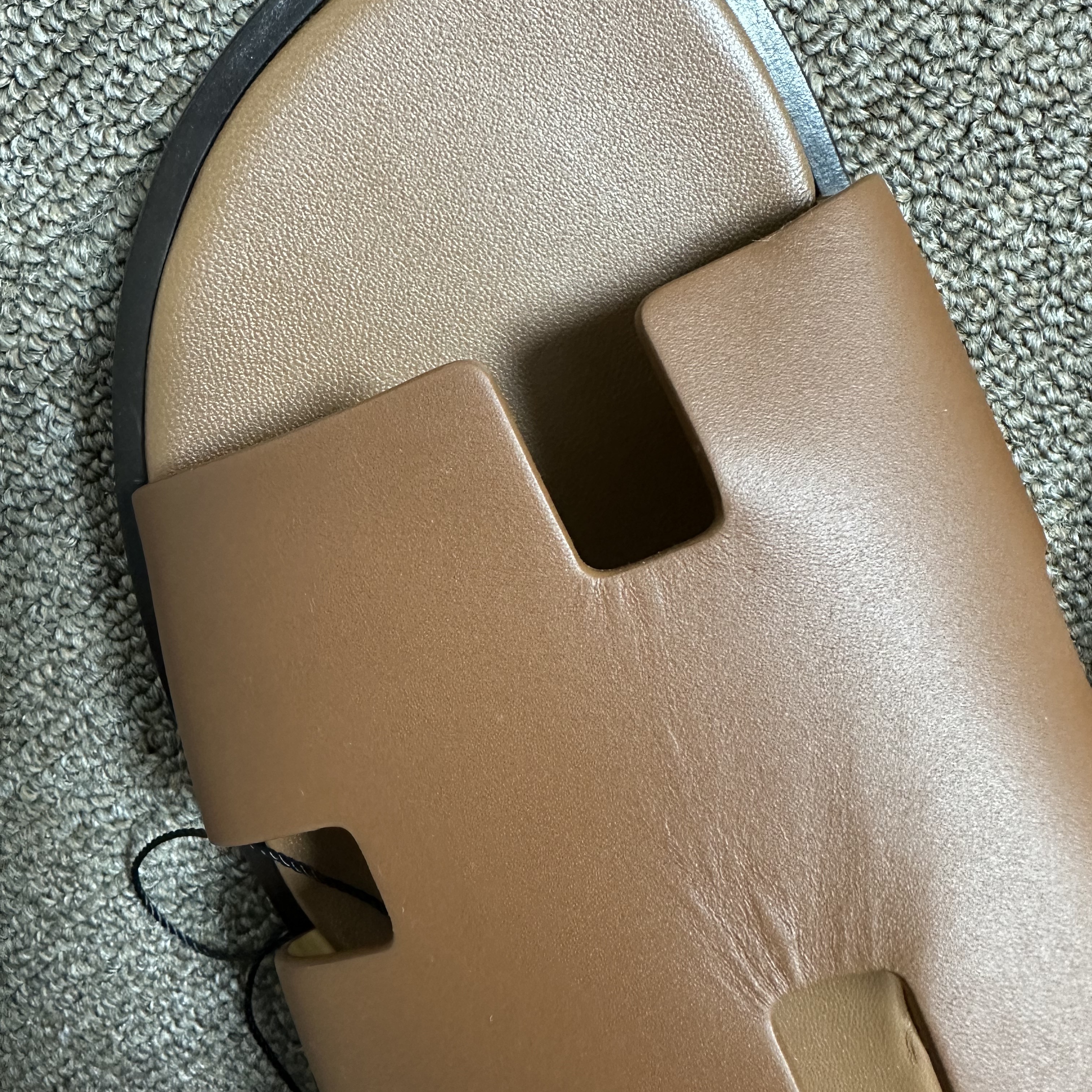 Hermes Izmir Sandal Calfskin & Gold 착용 스타일 - 2