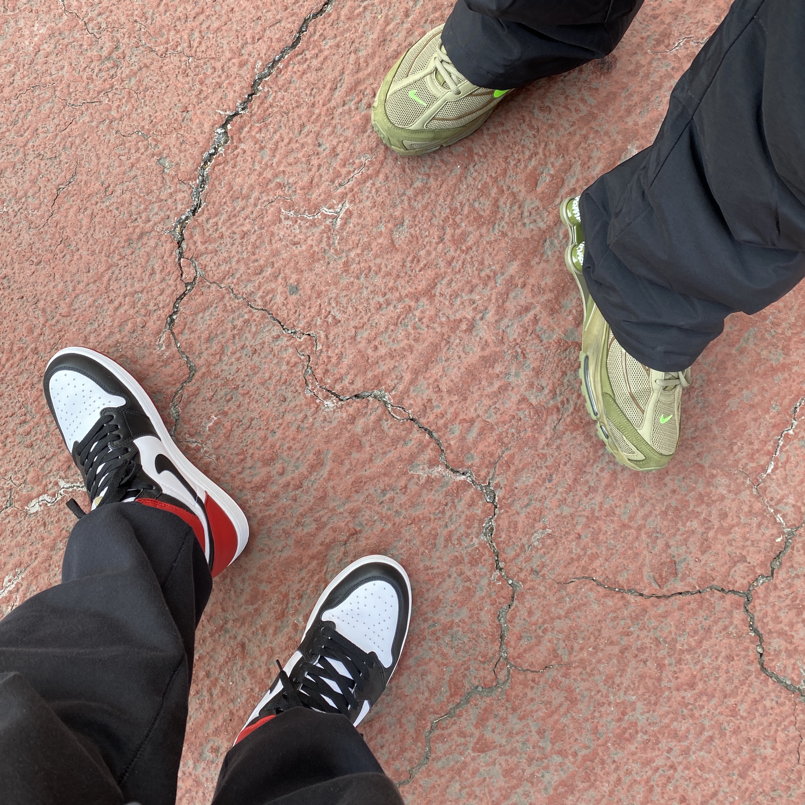 Jordan 1 Retro High OG Black Toe 2016, Nike x Supreme Shox Ride 2 SP Neutral Olive 착용 스타일