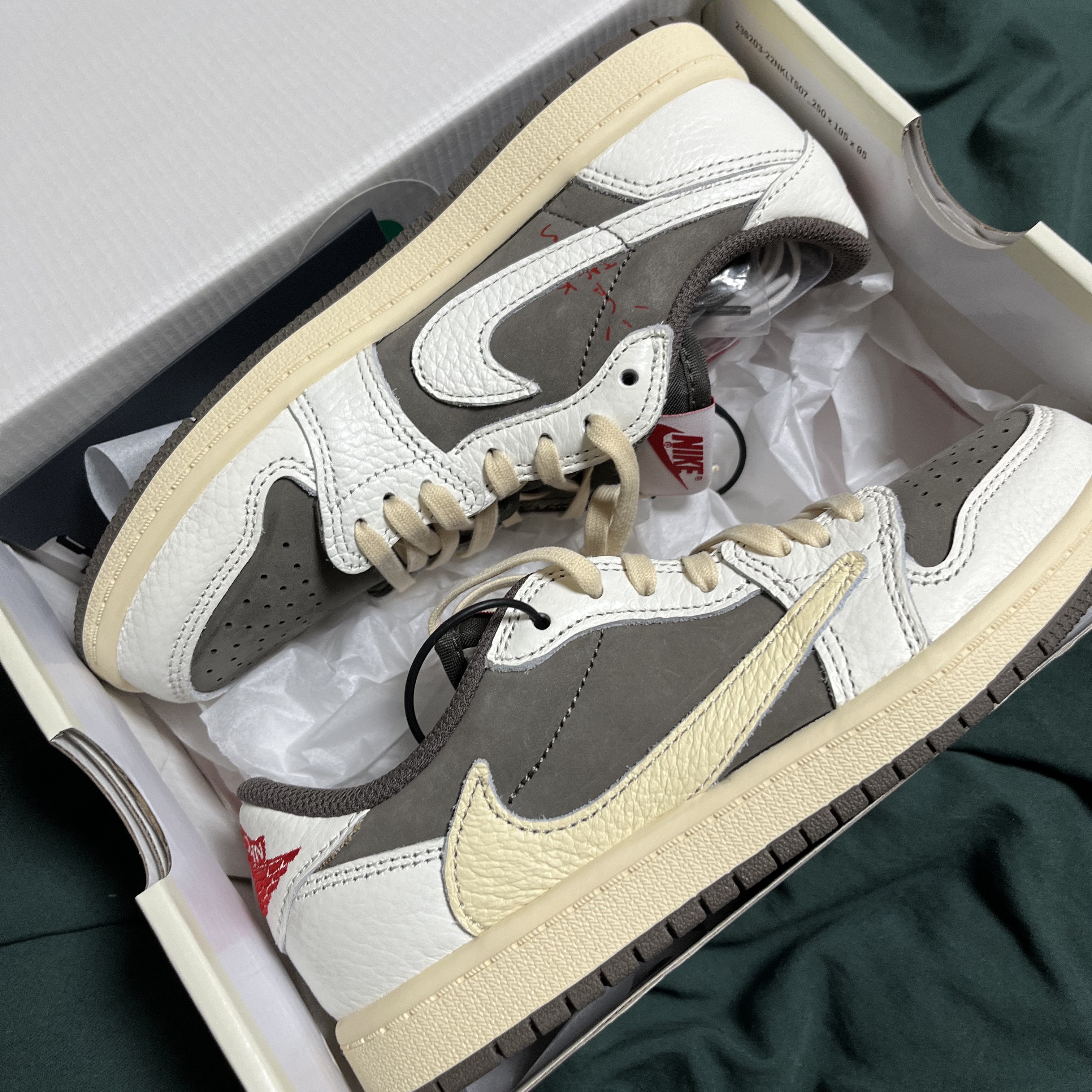 Jordan 1 x Travis Scott Retro Low OG SP Sail and Ridgerock, (PS) Jordan 1 x Travis Scott Retro Low OG SP Sail and Ridgerock 착용 스타일 - 1
