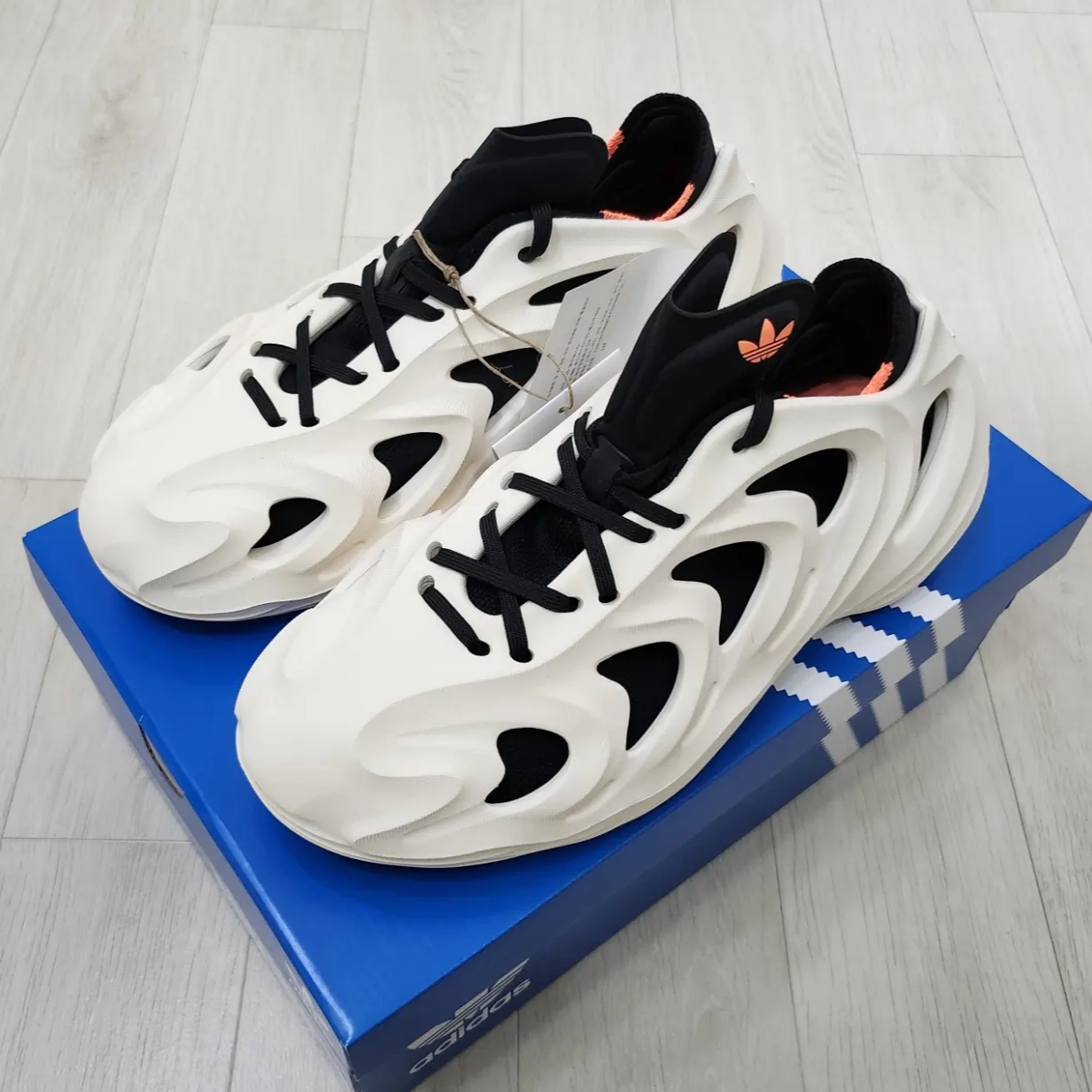 Adidas Adifom Q Wonder White Core Black 착용 스타일 - 2