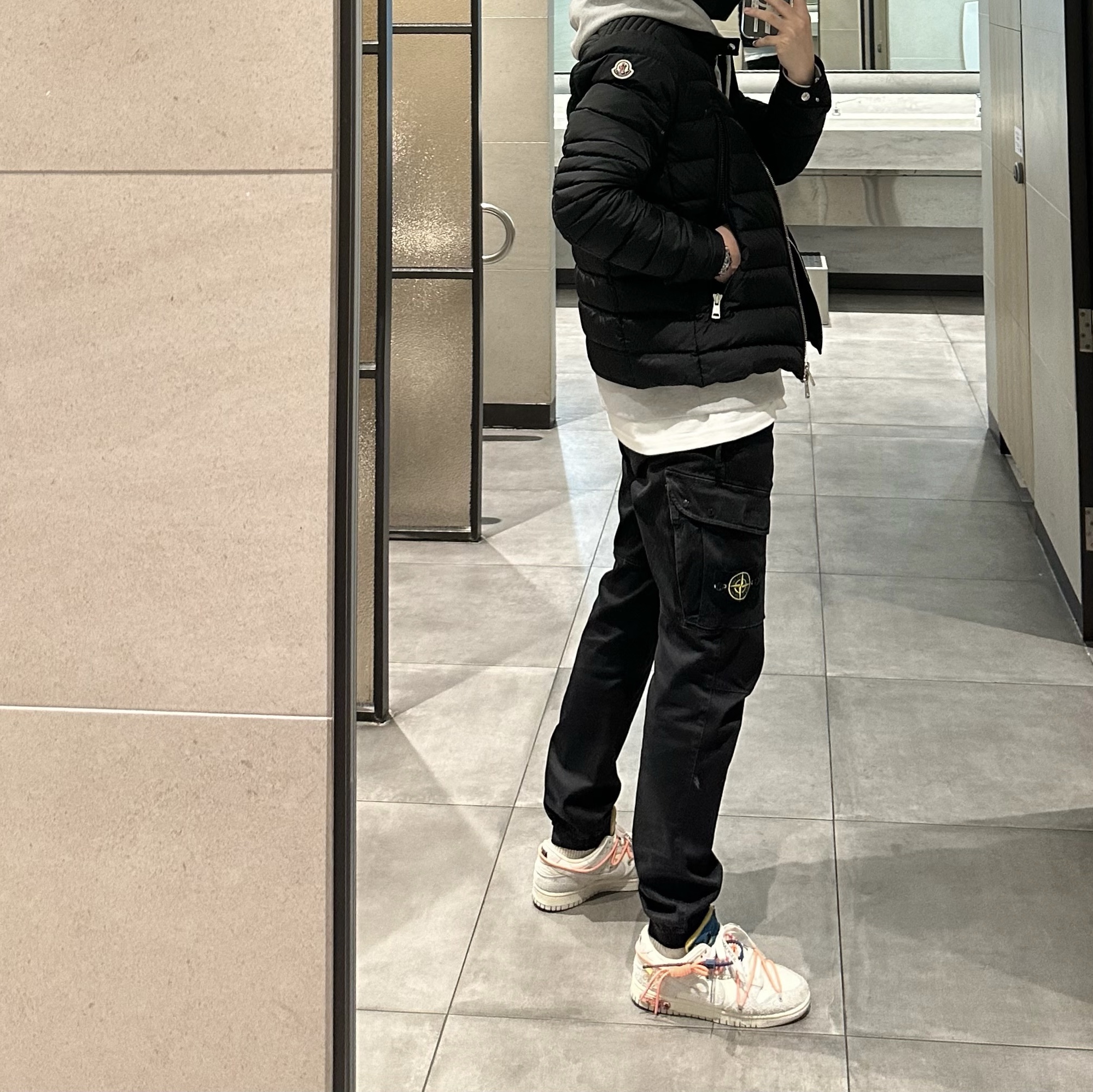 Moncler Amiot Short Down Jacket Black - 22FW, Stone Island 313L1 Old Dye Treatment Cargo Pants Black - 21FW 착용 스타일