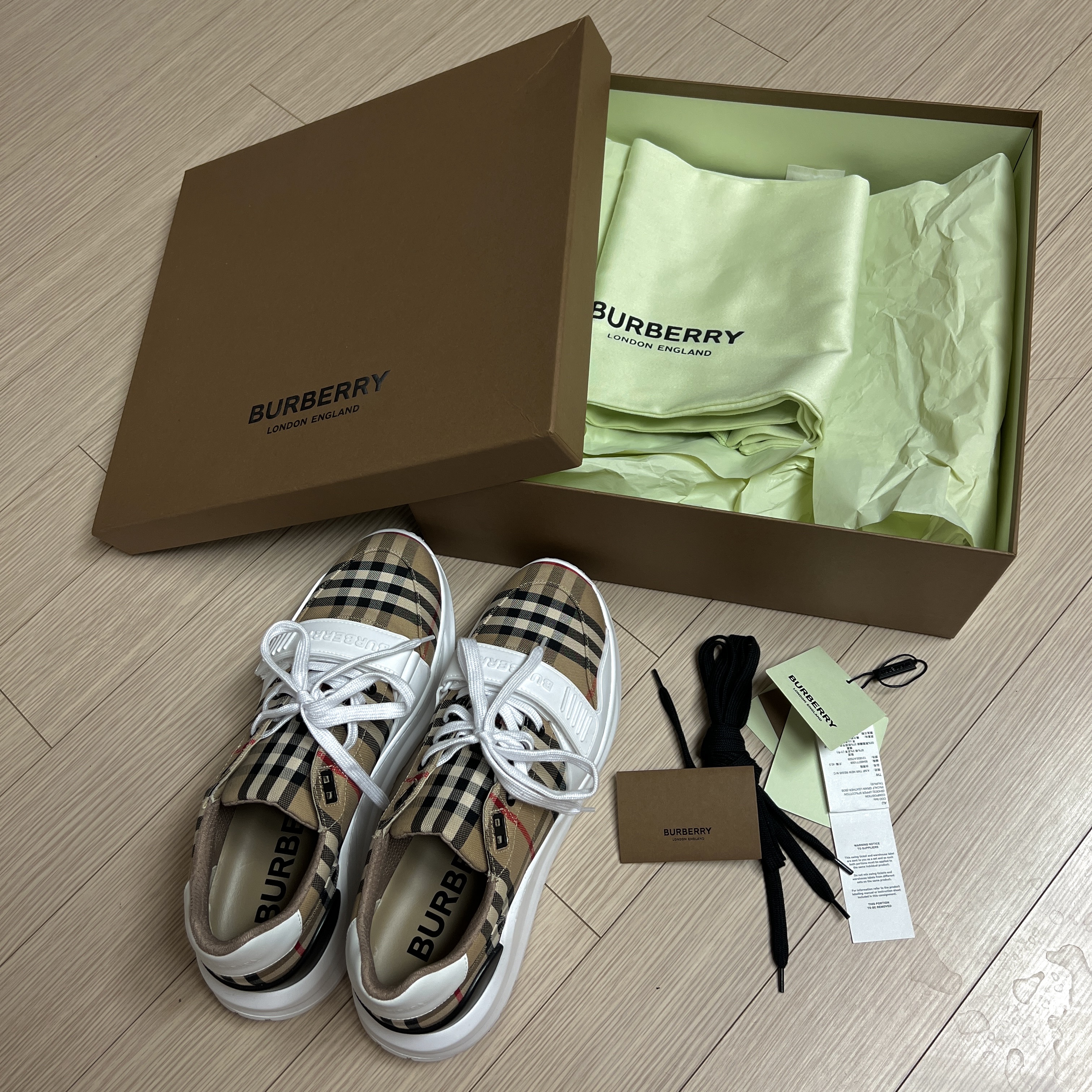 Burberry Vintage Check Suede Leather Sneakers Archive Beige 착용 스타일