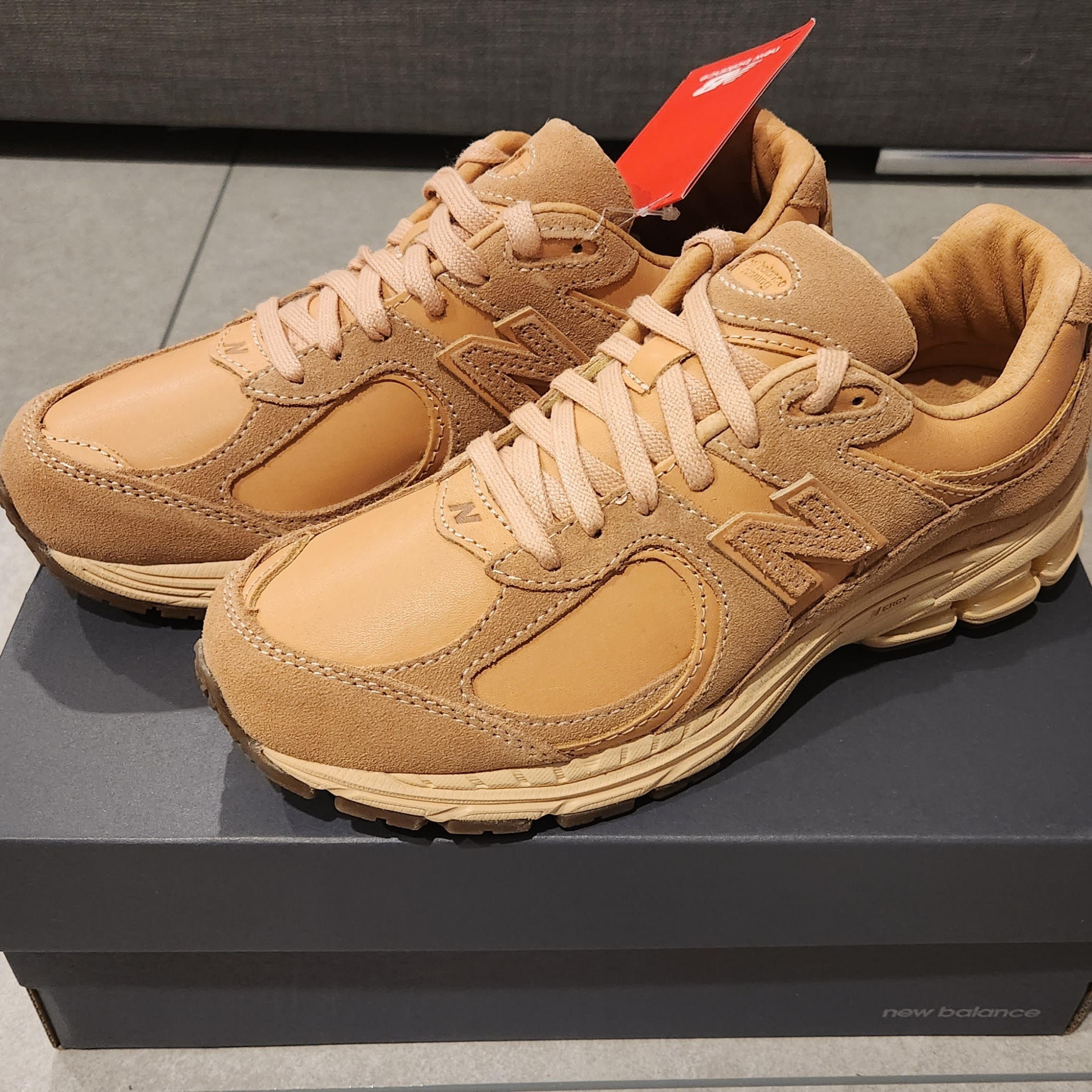 New Balance 2002R Premium Leather Pack Toast 착용 스타일