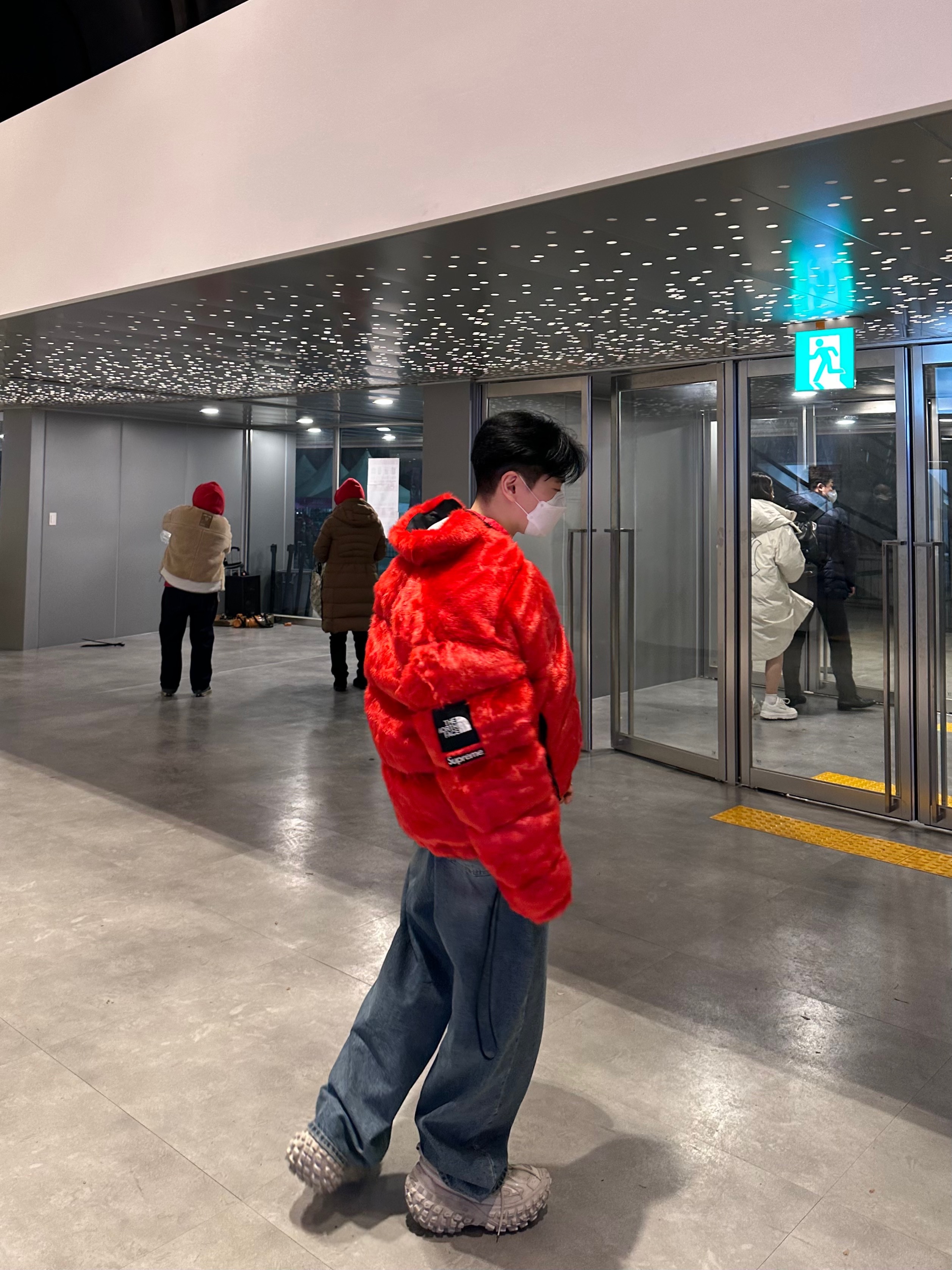 Supreme x The North Face Faux Fur Nuptse Jacket Red - 20FW, Balenciaga Defender Sneakers Beige 착용 스타일 - 1
