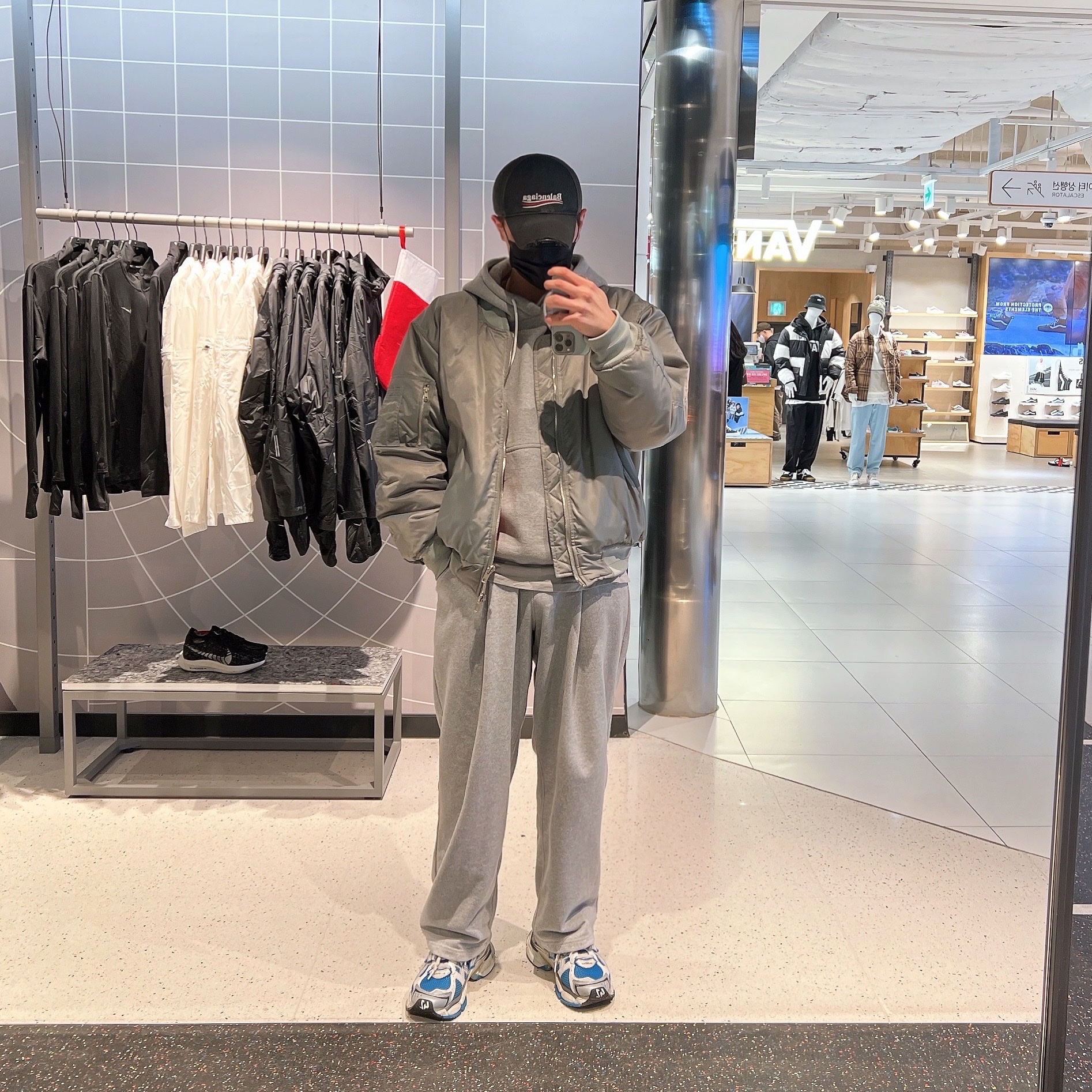 Balenciaga Runner Sneakers Blue White, Balenciaga Political Campaign Destroyed Cap Black 착용 스타일