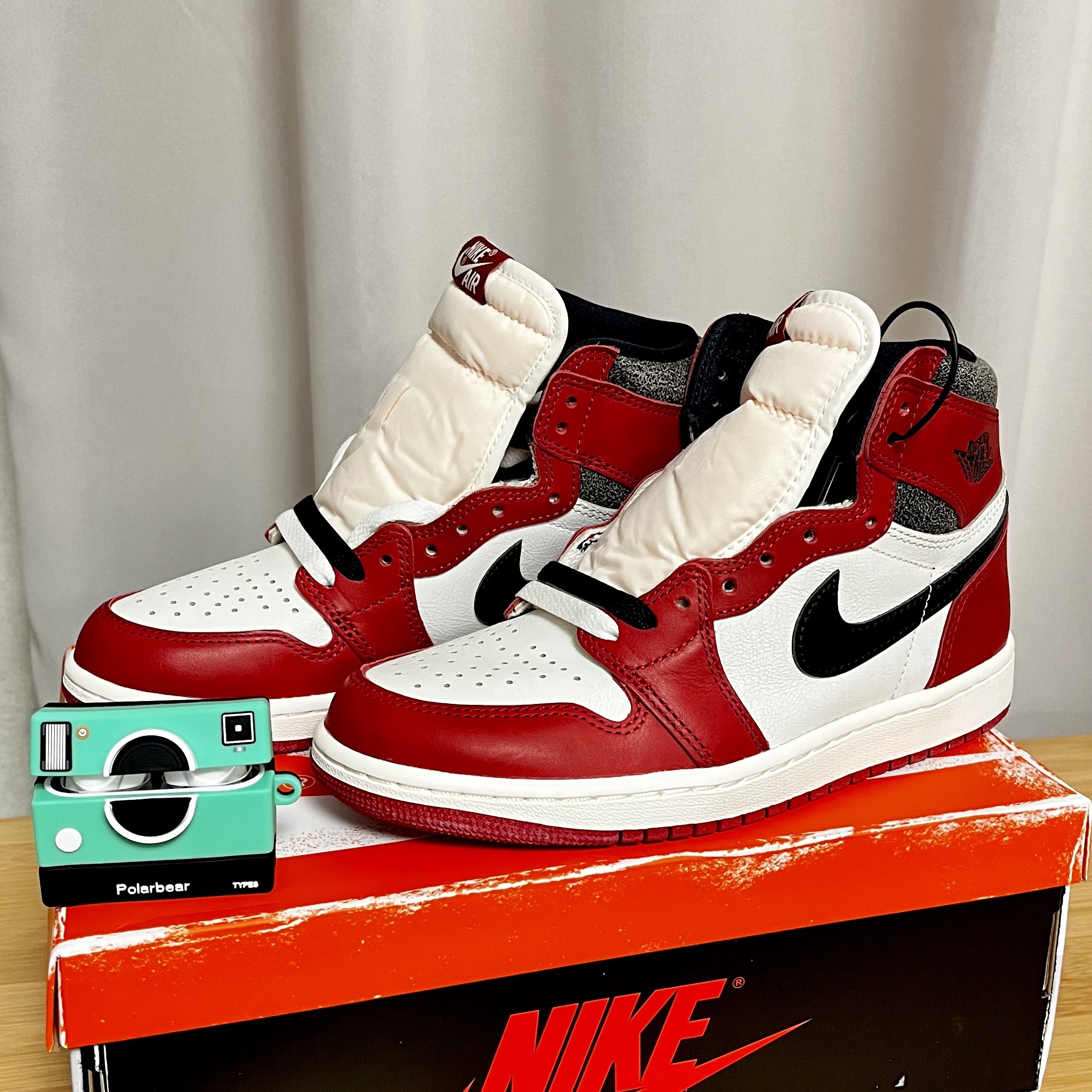 Apple AirPods Pro 2nd Gen (Korean Ver.), Jordan 1 Retro High OG Chicago 2022 착용 스타일